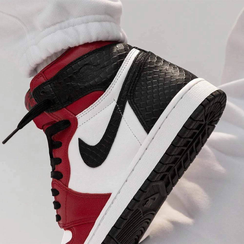Air Jordan 1 Retro High Satin Snake Chicago (W) Air Jordan 1 High OG shoes