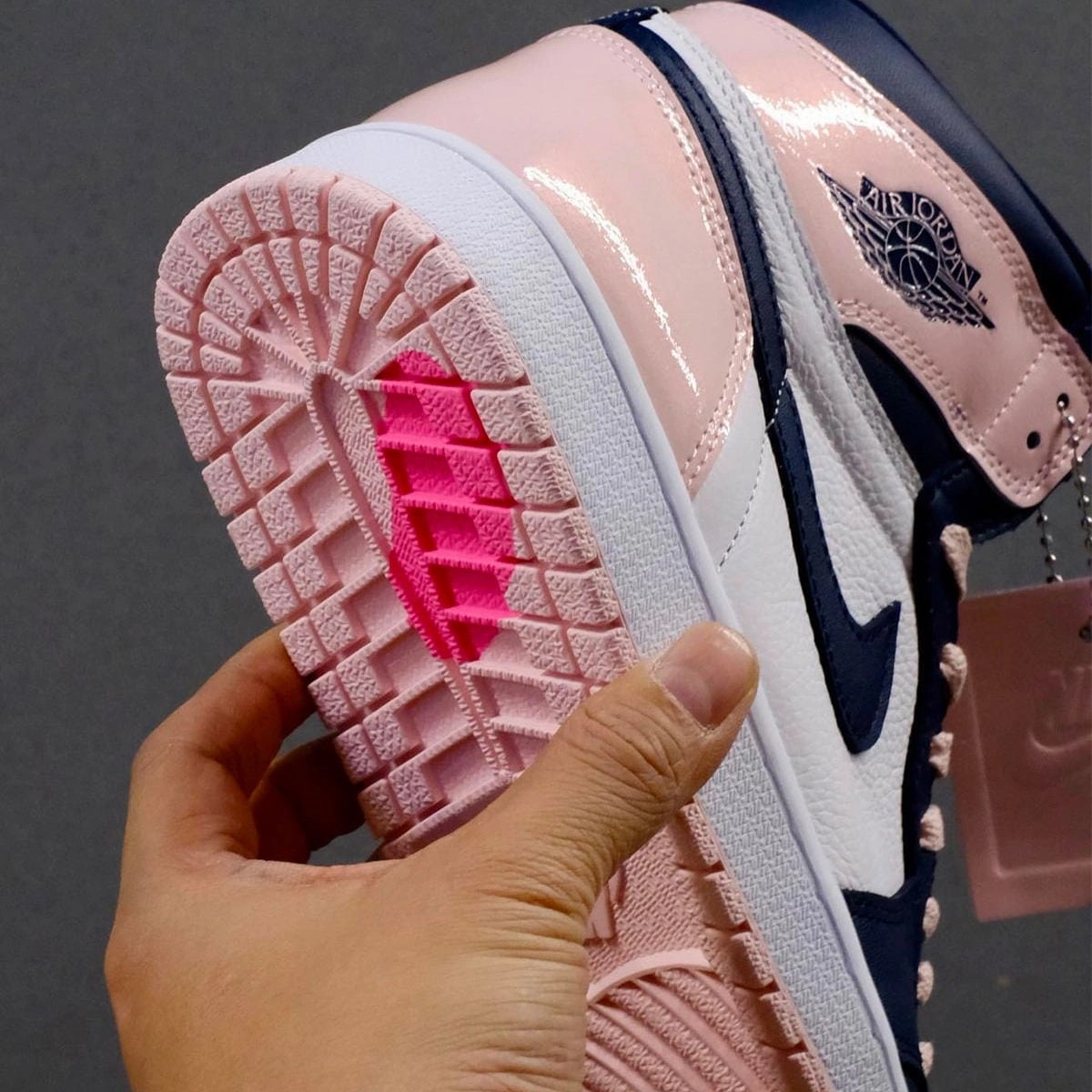 Air Jordan 1 Retro High Wmns OG SE 'Bubble Gum' Air Jordan 1 vintage style sneakers