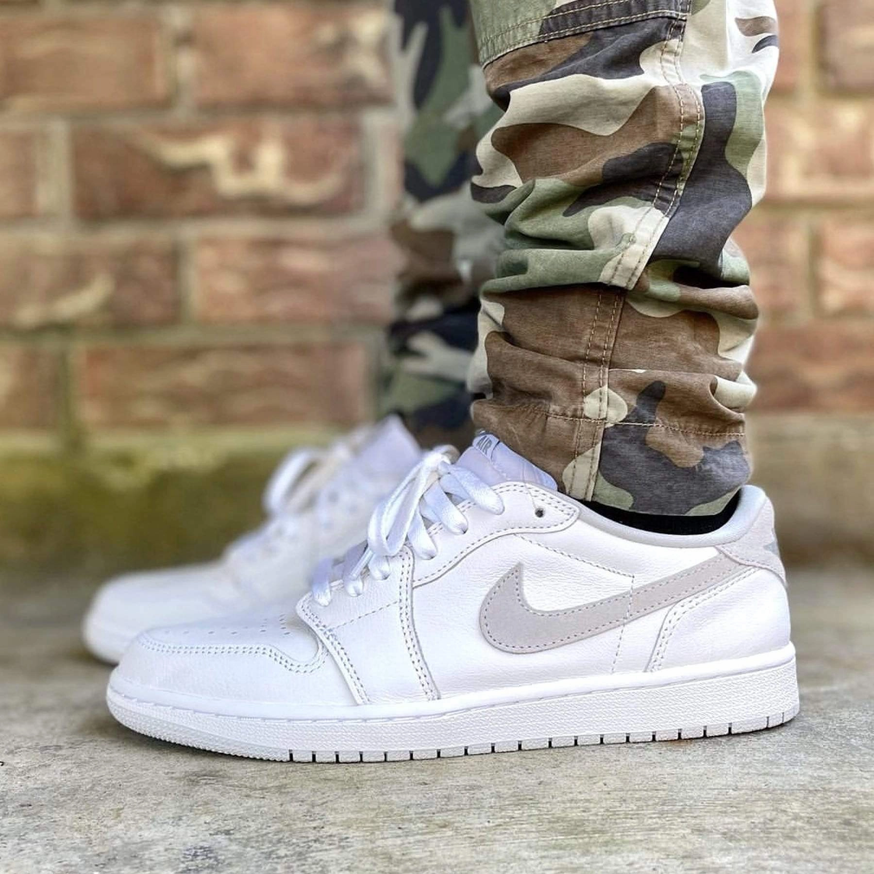 Air Jordan 1 Retro Low OG 'Neutral Grey' 2021 Air Jordan 1 vintage style sneakers