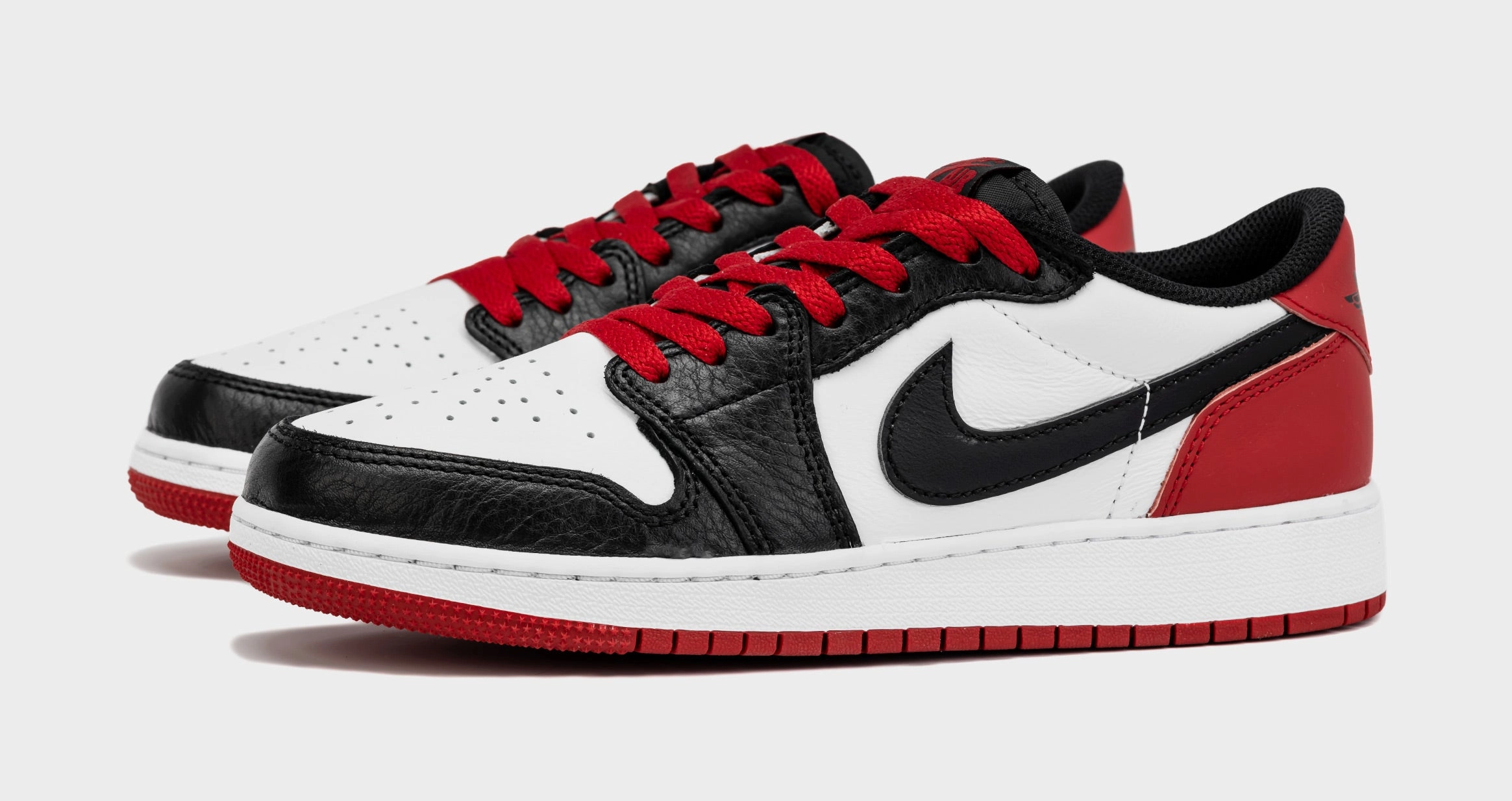 Air Jordan 1 Retro Low OG Black Toe Grade School Lifestyle Shoes (White/Red) Air Jordan 1 original design shoes