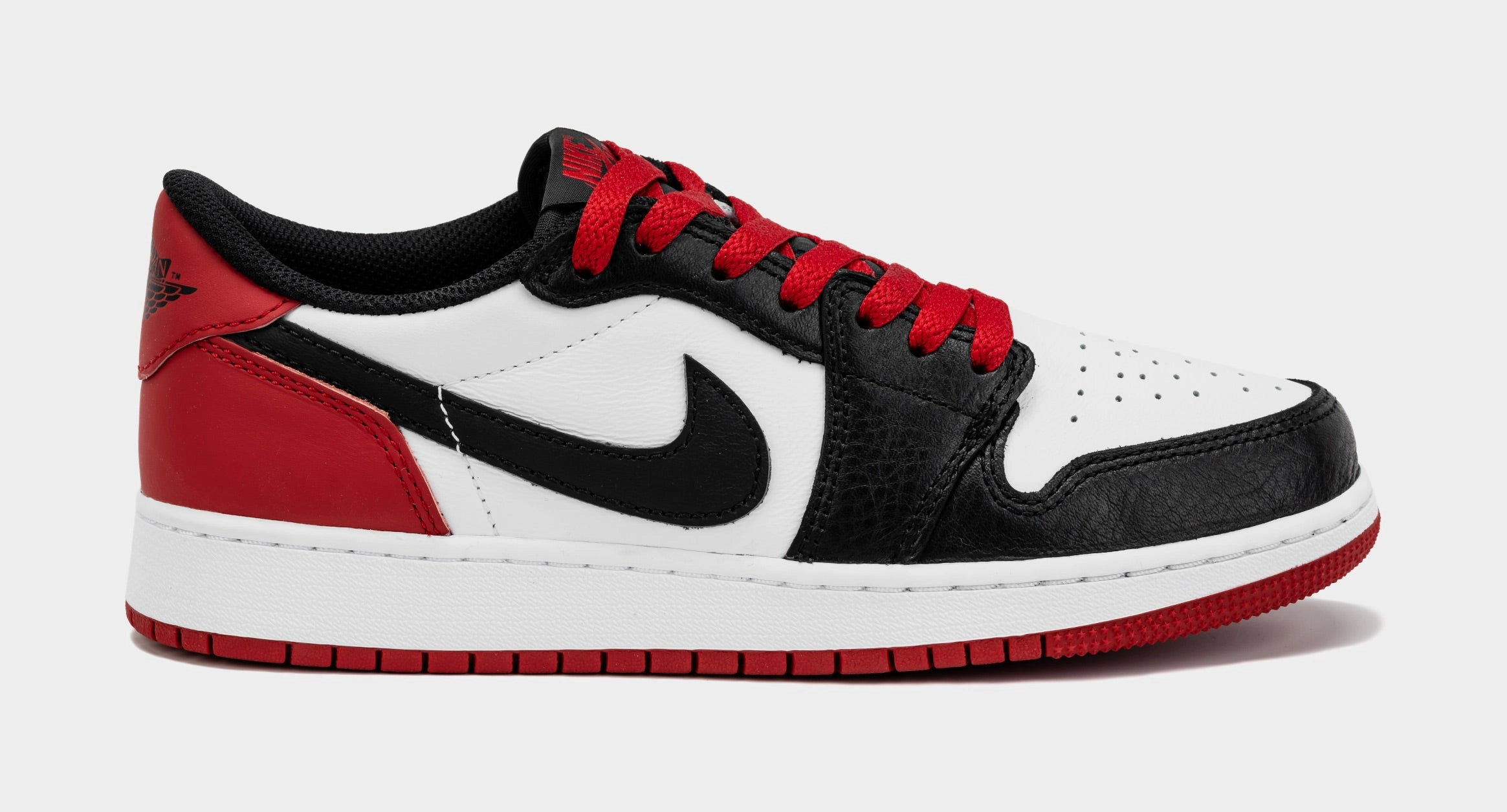 Air Jordan 1 Retro Low OG Black Toe Grade School Lifestyle Shoes (White/Red) Air Jordan 1 classic shoes for streetwear looks