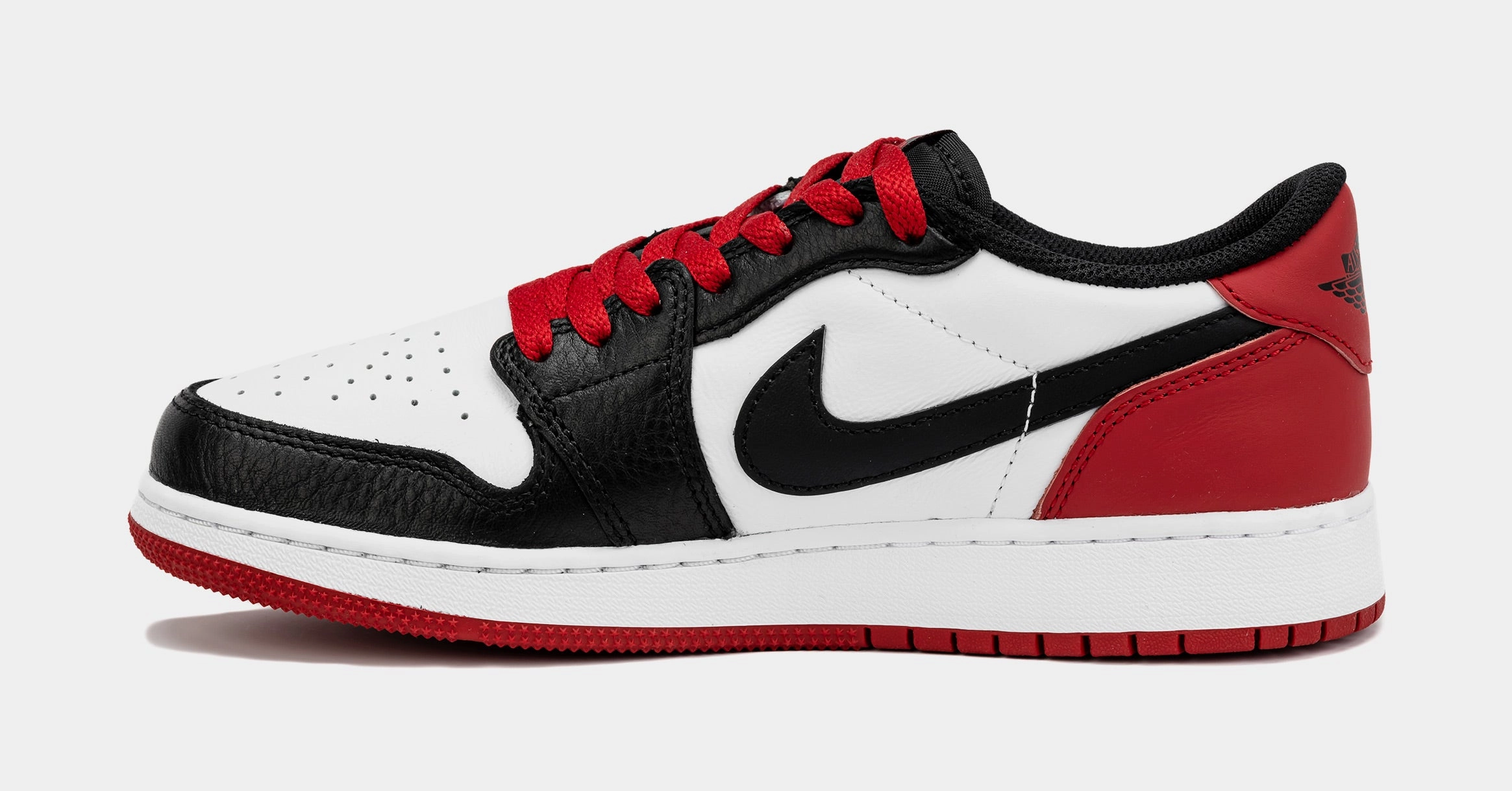 Air Jordan 1 Retro Low OG Black Toe Grade School Lifestyle Shoes (White/Red) Air Jordan 1 original design shoes