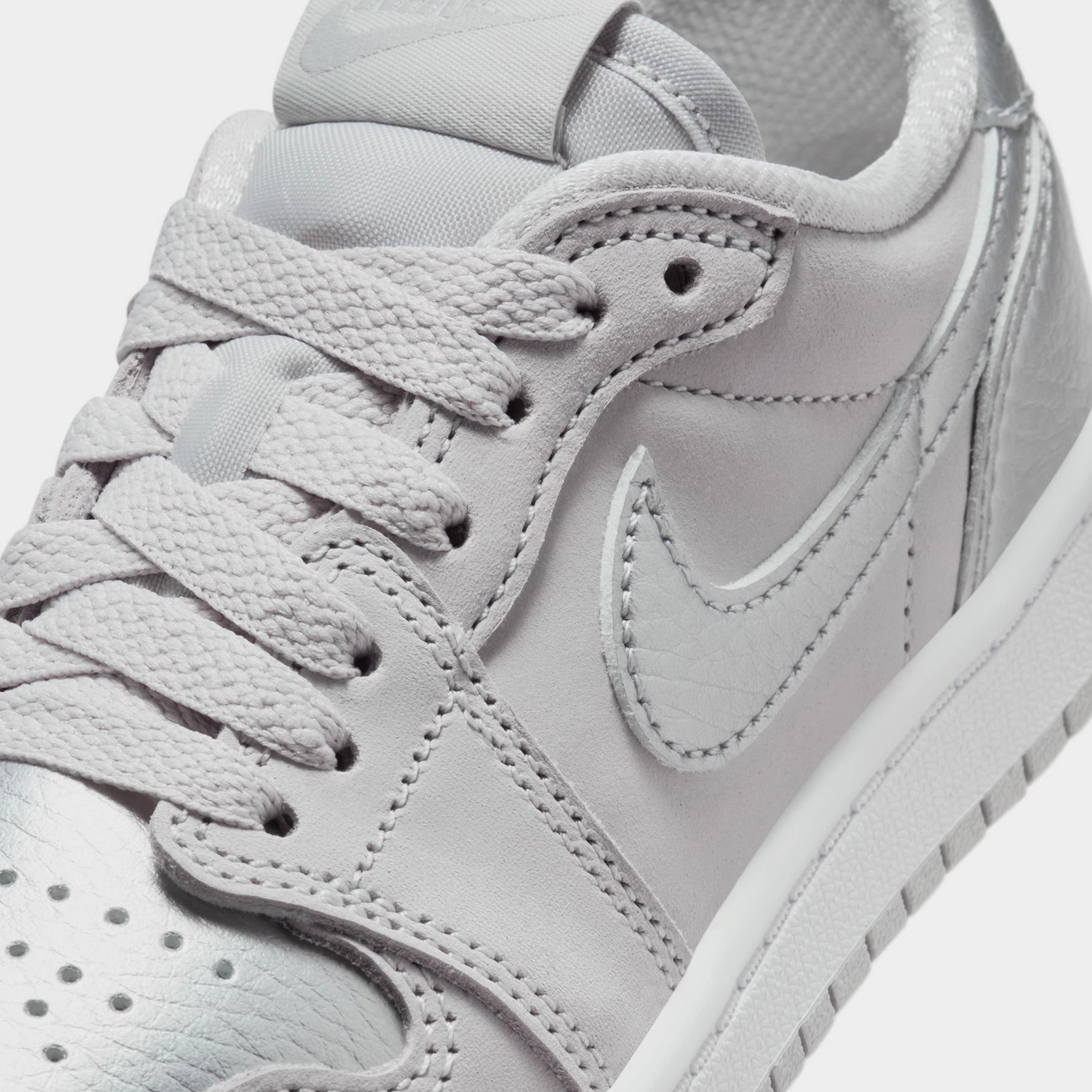Air Jordan 1 Retro Low OG Metallic Silver Preschool Lifestyle Shoes (Neutral Grey/Metallic Silver/White) Air Jordan 1 original design shoes
