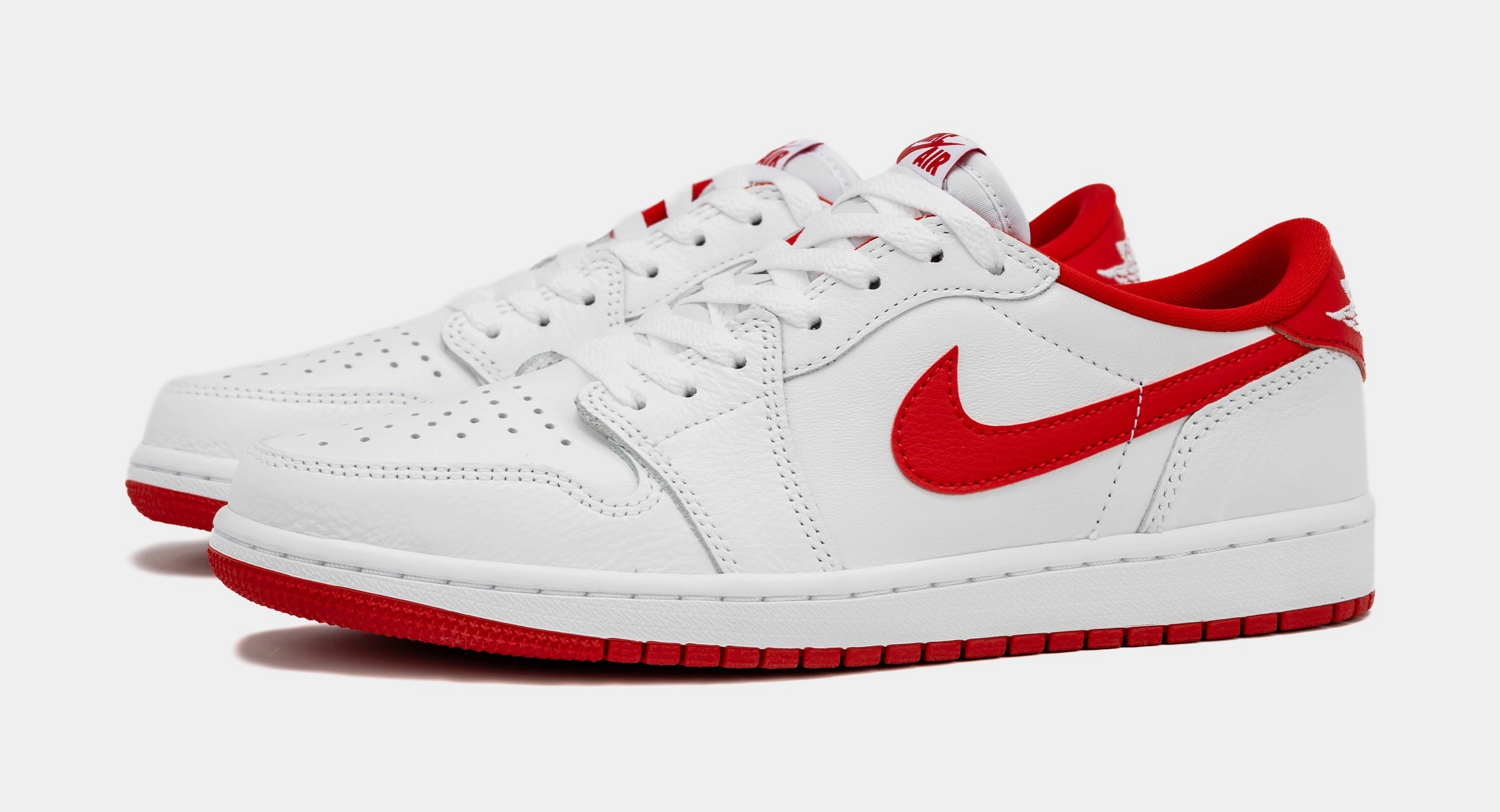 Air Jordan 1 Retro Low OG University Red Mens Lifestyle Shoes (White/Red) Air Jordan 1 original design shoes