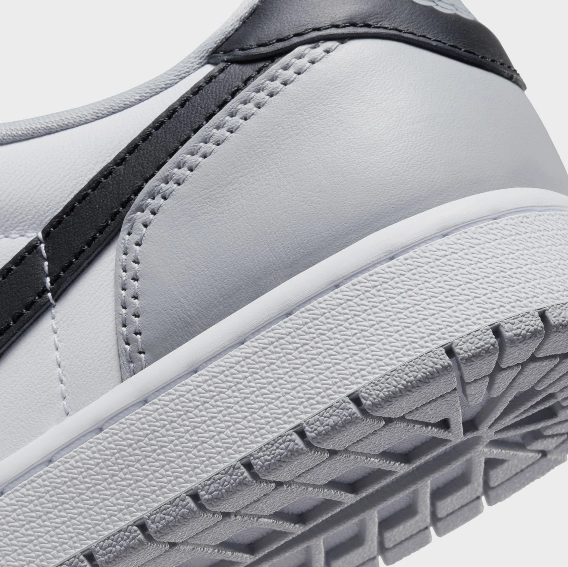 Air Jordan 1 Retro Low OG Wolf Grey Mens Lifestyle Shoes (White/Black/Wolf Grey) Air Jordan 1 original design shoes