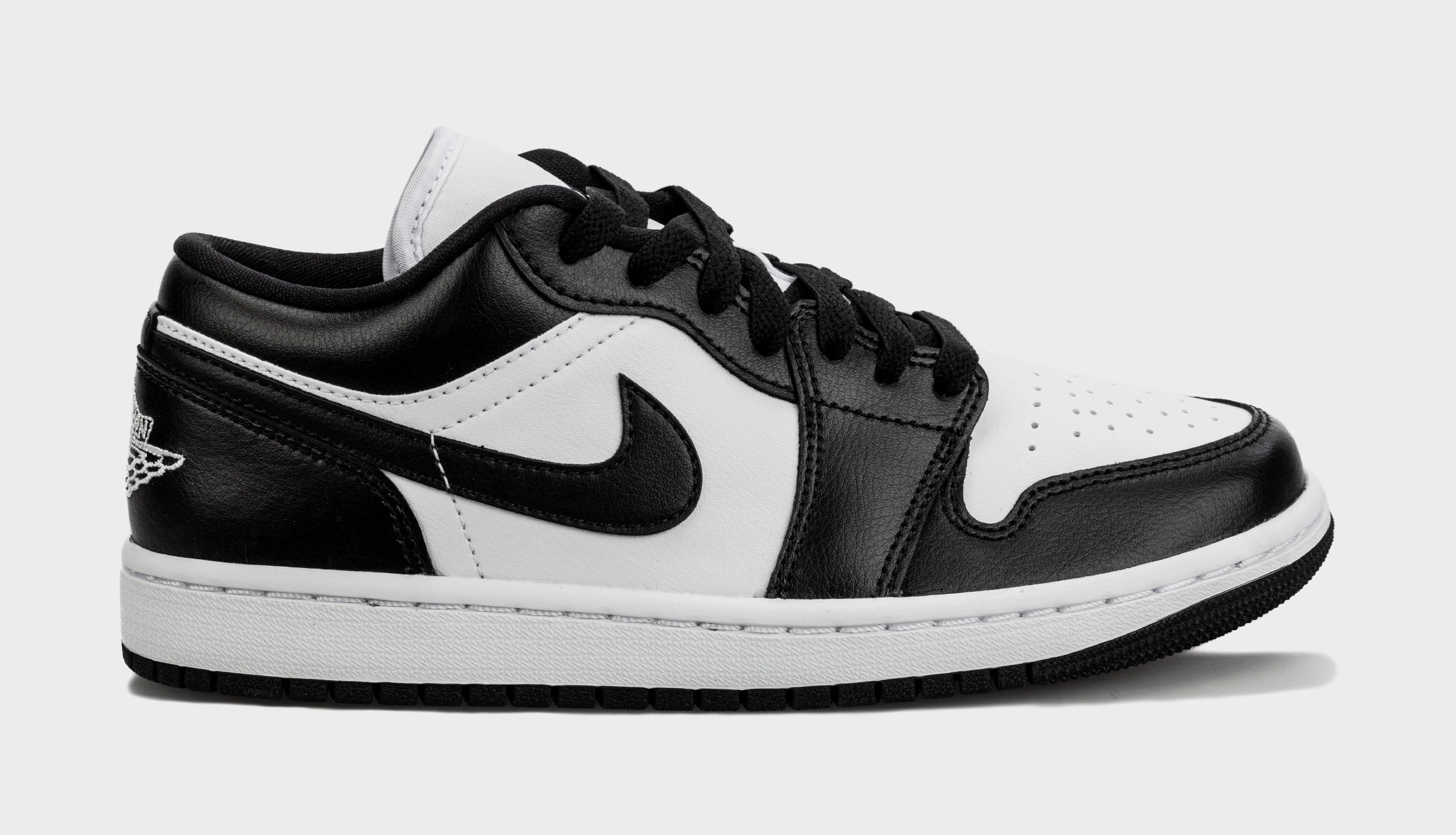 Air Jordan 1 Retro Low Panda Womens Lifestyle Shoes (Black/White) Air Jordan 1 classic shoes for streetwear looks