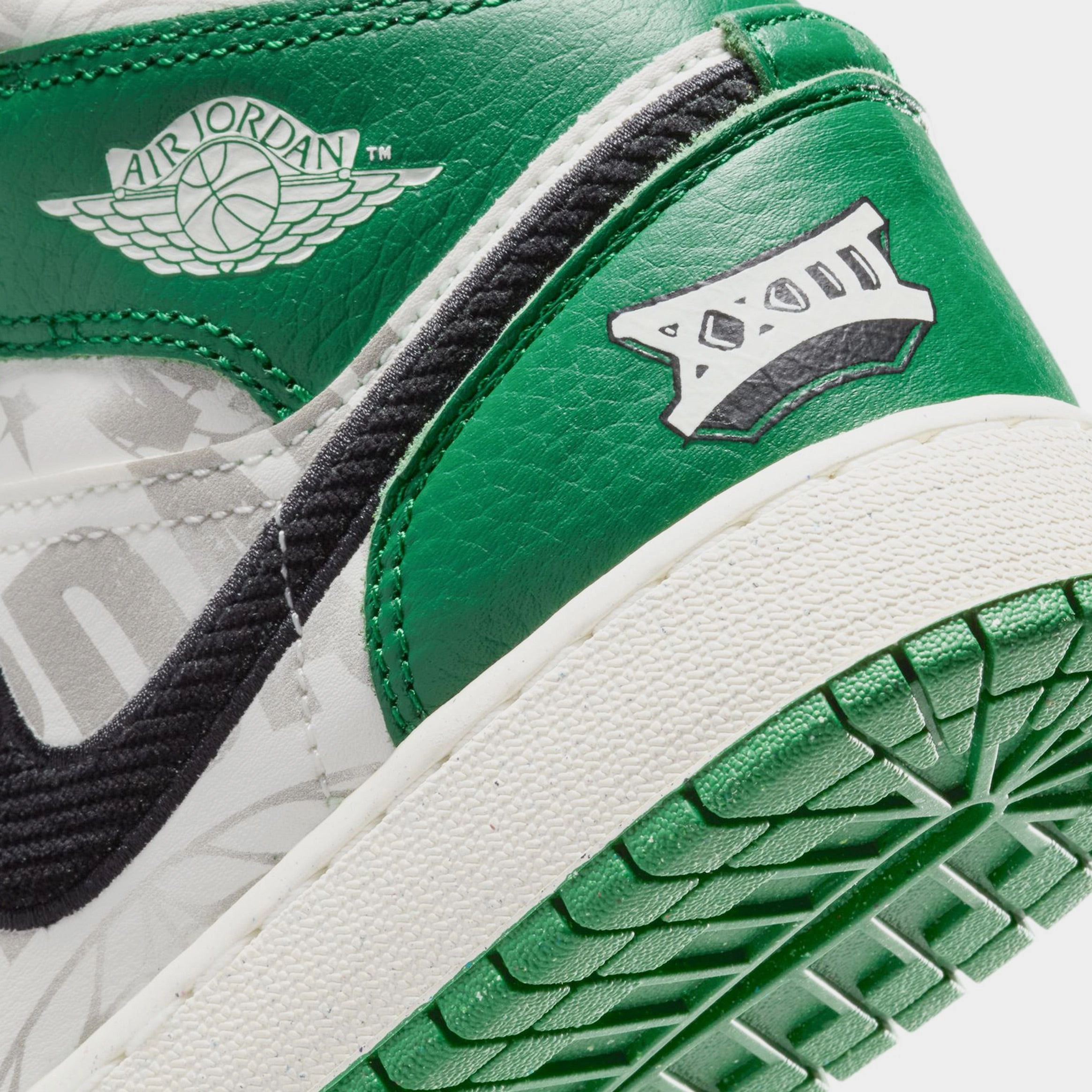 Air Jordan 1 Retro Mid Grade School Lifestyle Shoes (Pine Green/White/Black) Air Jordan 1 original design shoes