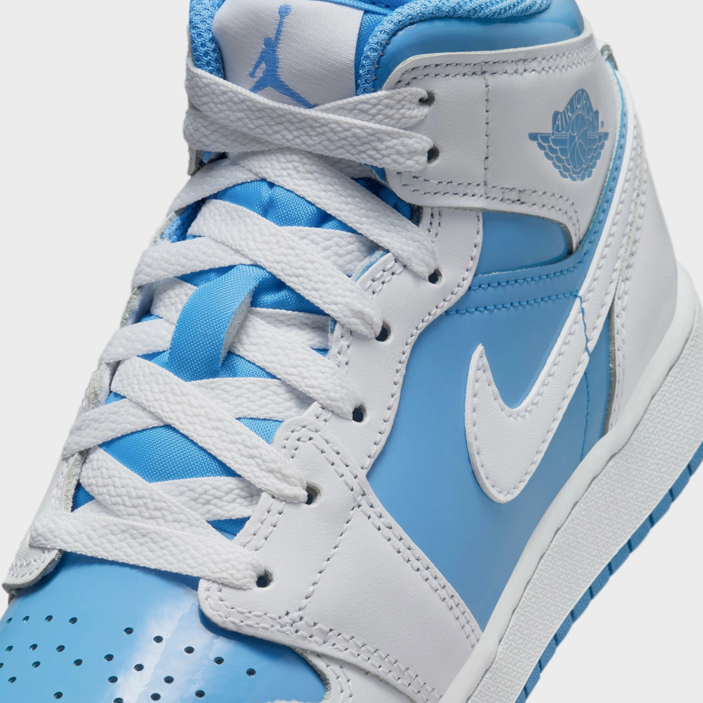 Air Jordan 1 Retro Mid Legend Blue Grade School Lifestyle Shoes (White/Legend Blue) Air Jordan 1 original design shoes