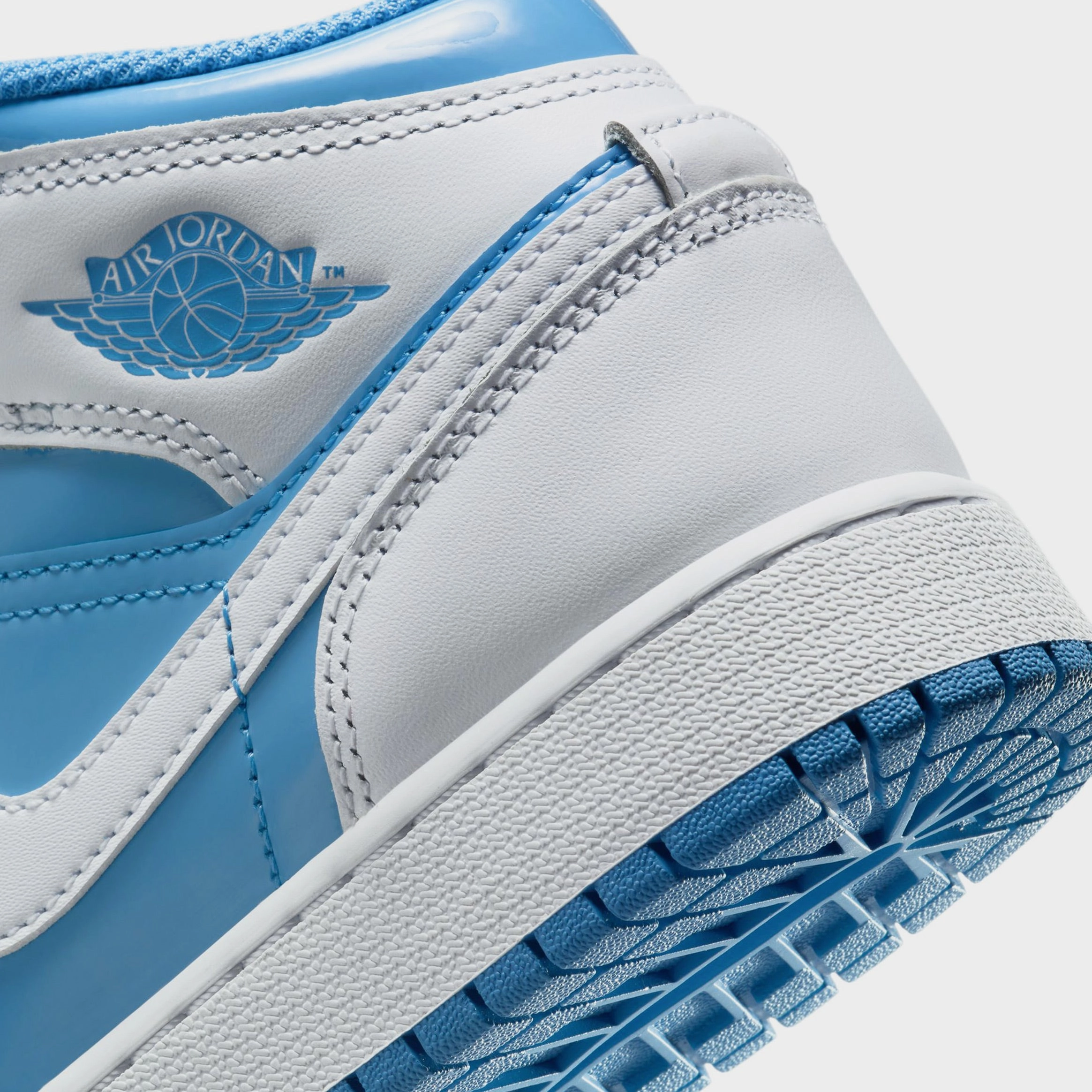 Air Jordan 1 Retro Mid Legend Blue Grade School Lifestyle Shoes (White/Legend Blue) Air Jordan 1 original design shoes