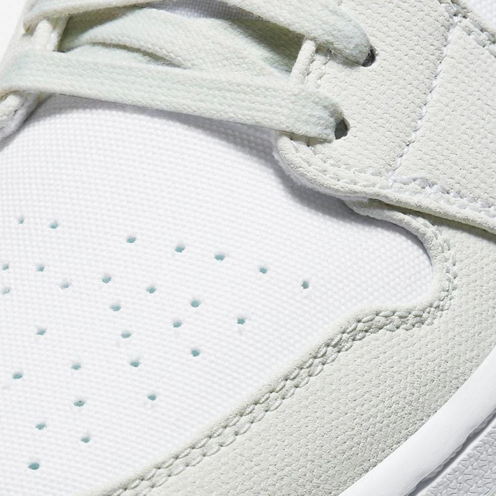 Air Jordan 1 Wmns Low 'Spruce Aura' Air Jordan 1 vintage style sneakers