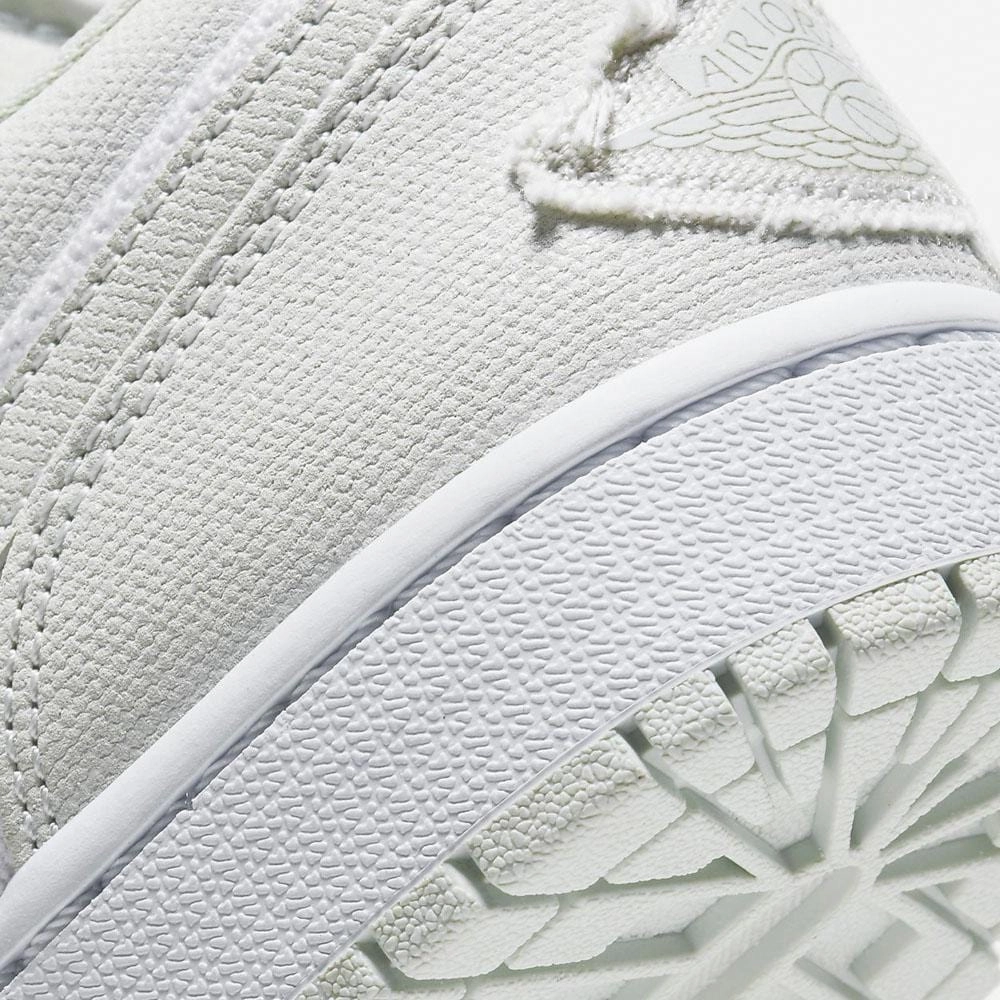 Air Jordan 1 Wmns Low 'Spruce Aura' Air Jordan 1 vintage style sneakers