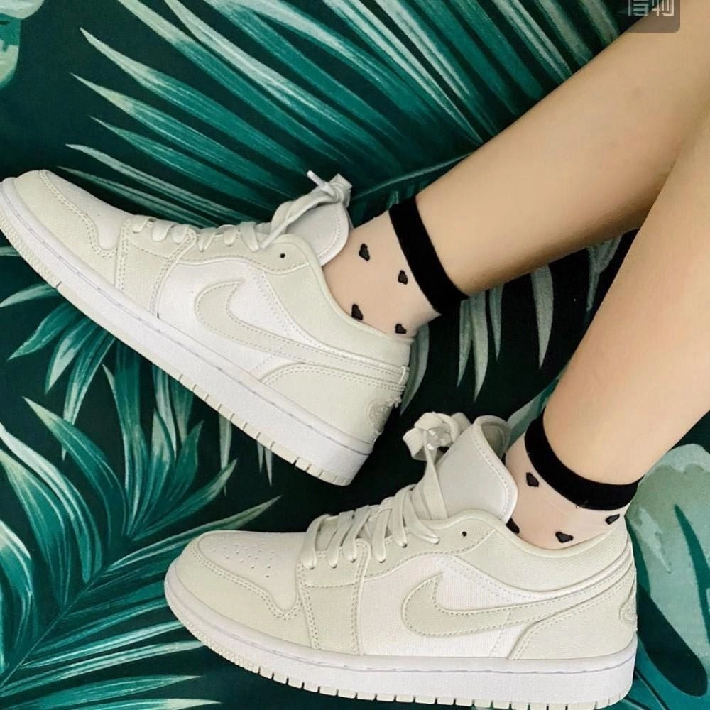 Air Jordan 1 Wmns Low 'Spruce Aura' Air Jordan 1 vintage style sneakers