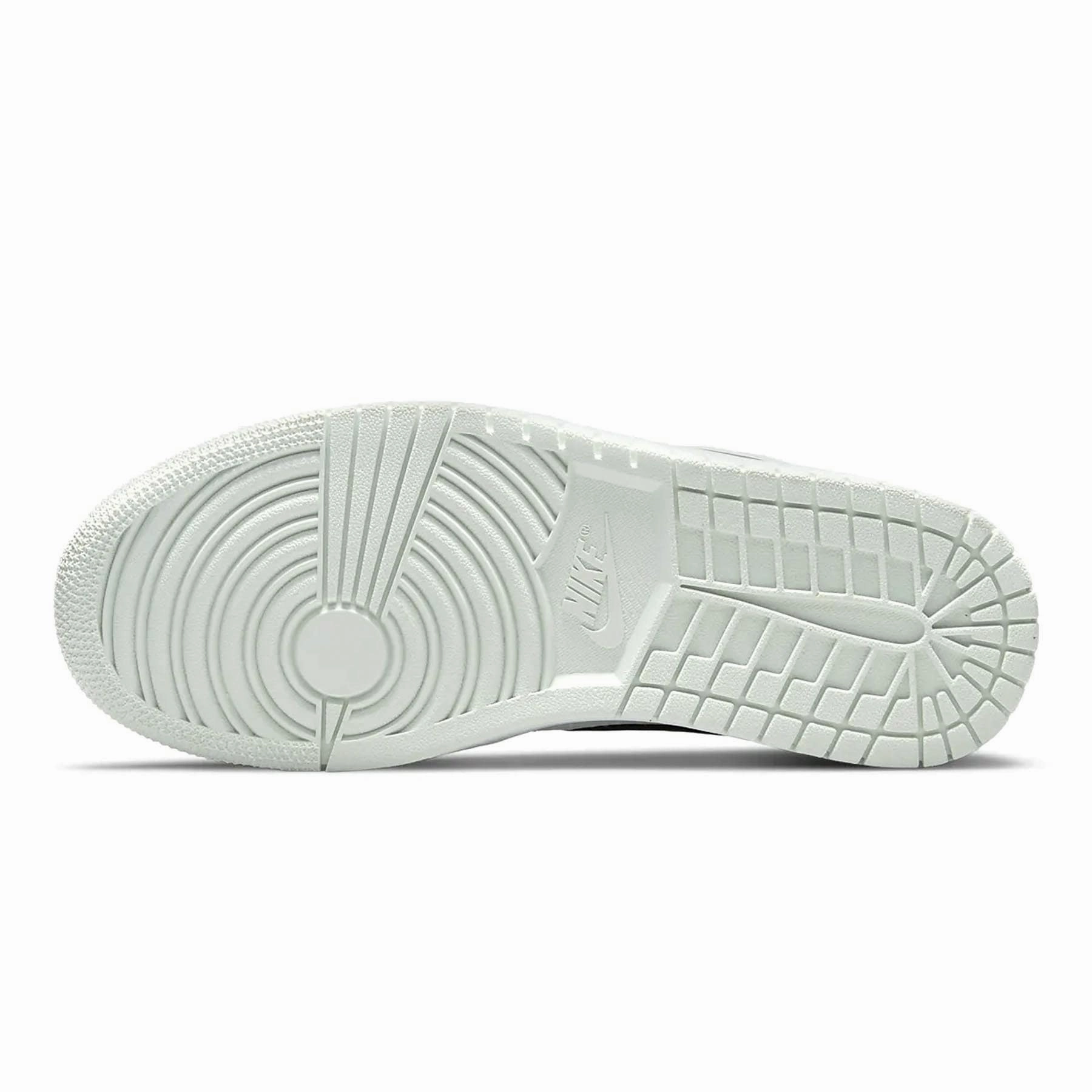 Air Jordan 1 Wmns Low SE 'Barely Green' Air Jordan 1 vintage style sneakers