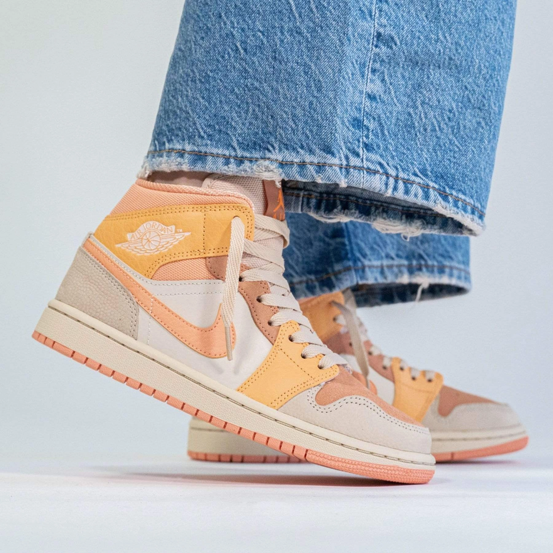 Air Jordan 1 Wmns Mid 'Apricot' Air Jordan 1 Mid streetwear shoes