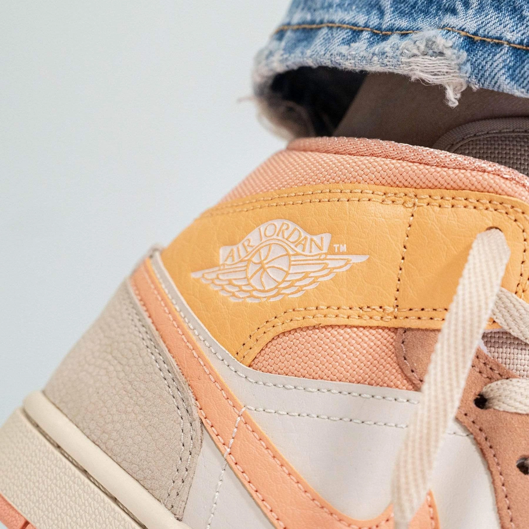 Air Jordan 1 Wmns Mid 'Apricot' Air Jordan 1 Mid streetwear shoes