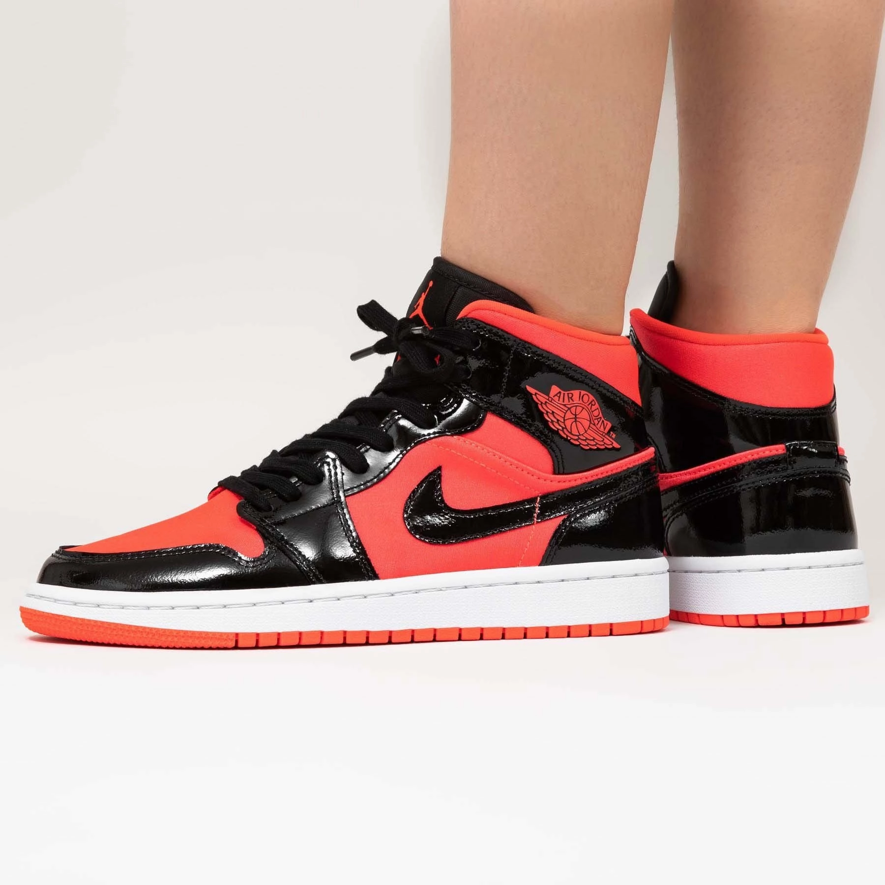 Air Jordan 1 Wmns Mid 'Hot Punch' Air Jordan 1 classic sneakers