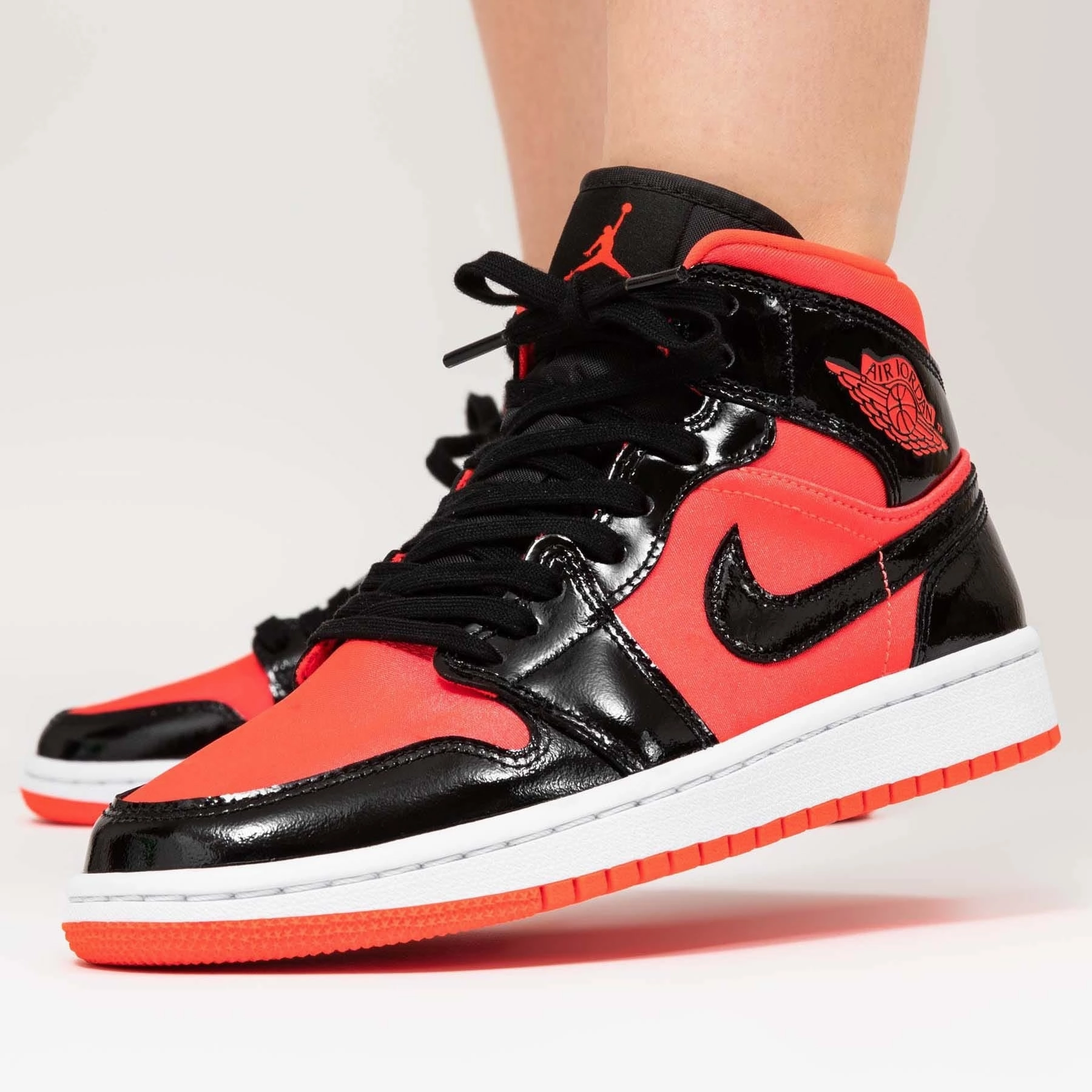 Air Jordan 1 Wmns Mid 'Hot Punch' Air Jordan 1 classic sneakers