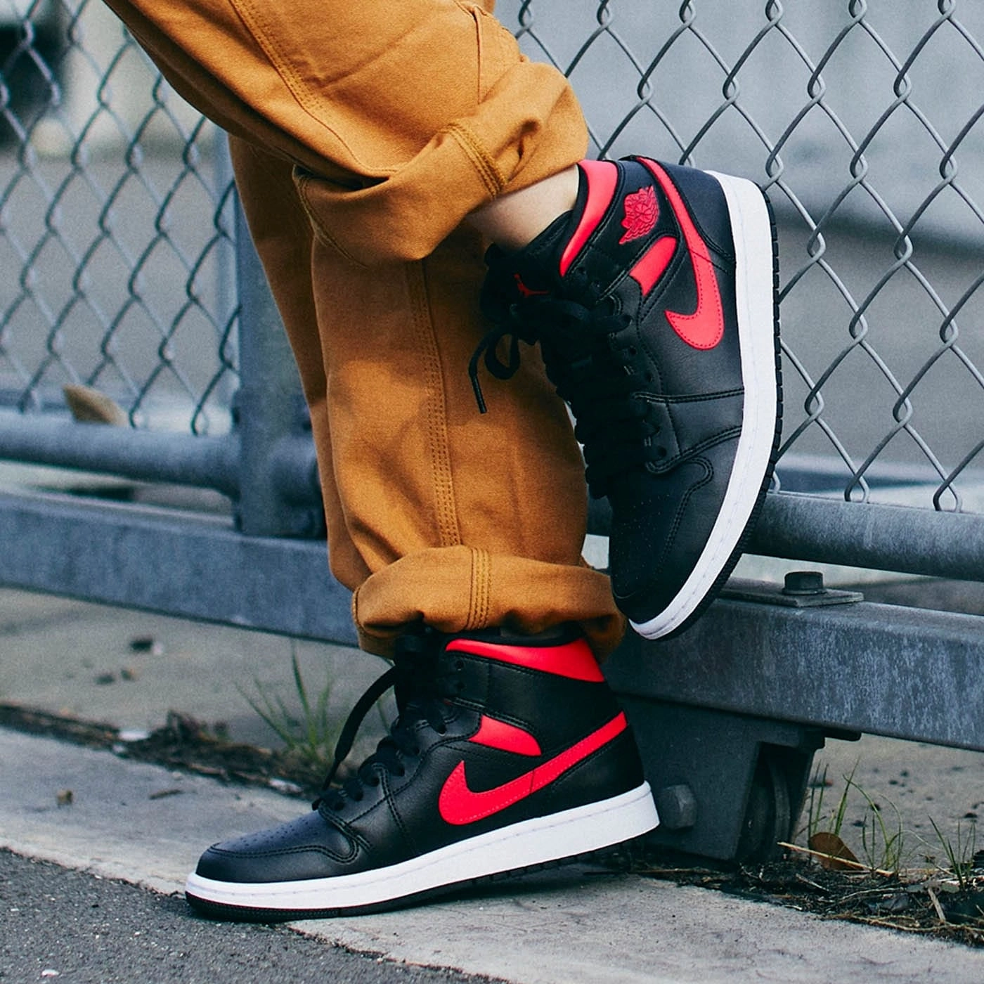 Air Jordan 1 Wmns Mid 'Siren Red' Air Jordan 1 Mid streetwear shoes