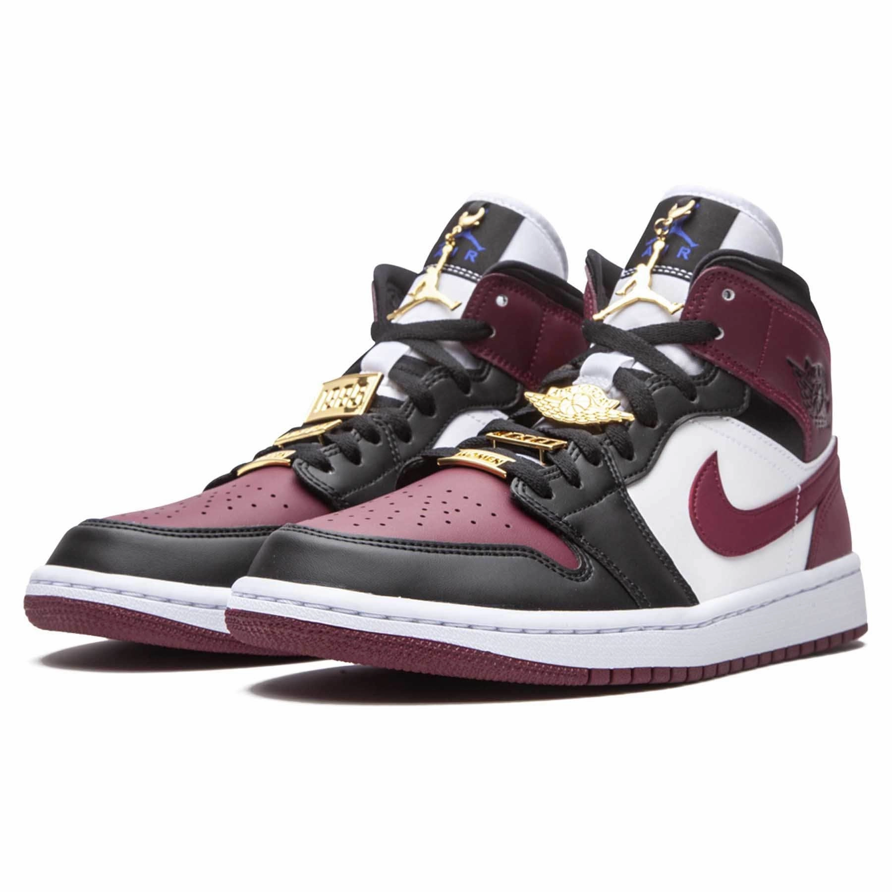 Air Jordan 1 Wmns Mid SE 'Gold Pendants' Air Jordan 1 vintage style sneakers