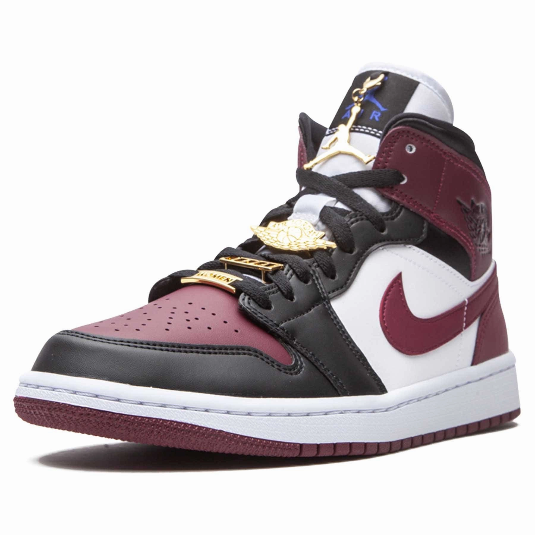 Air Jordan 1 Wmns Mid SE 'Gold Pendants' Air Jordan 1 vintage style sneakers