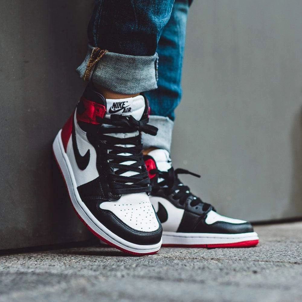 Air Jordan 1 Wmns Retro High 'Satin Black Toe' Air Jordan 1 vintage style sneakers