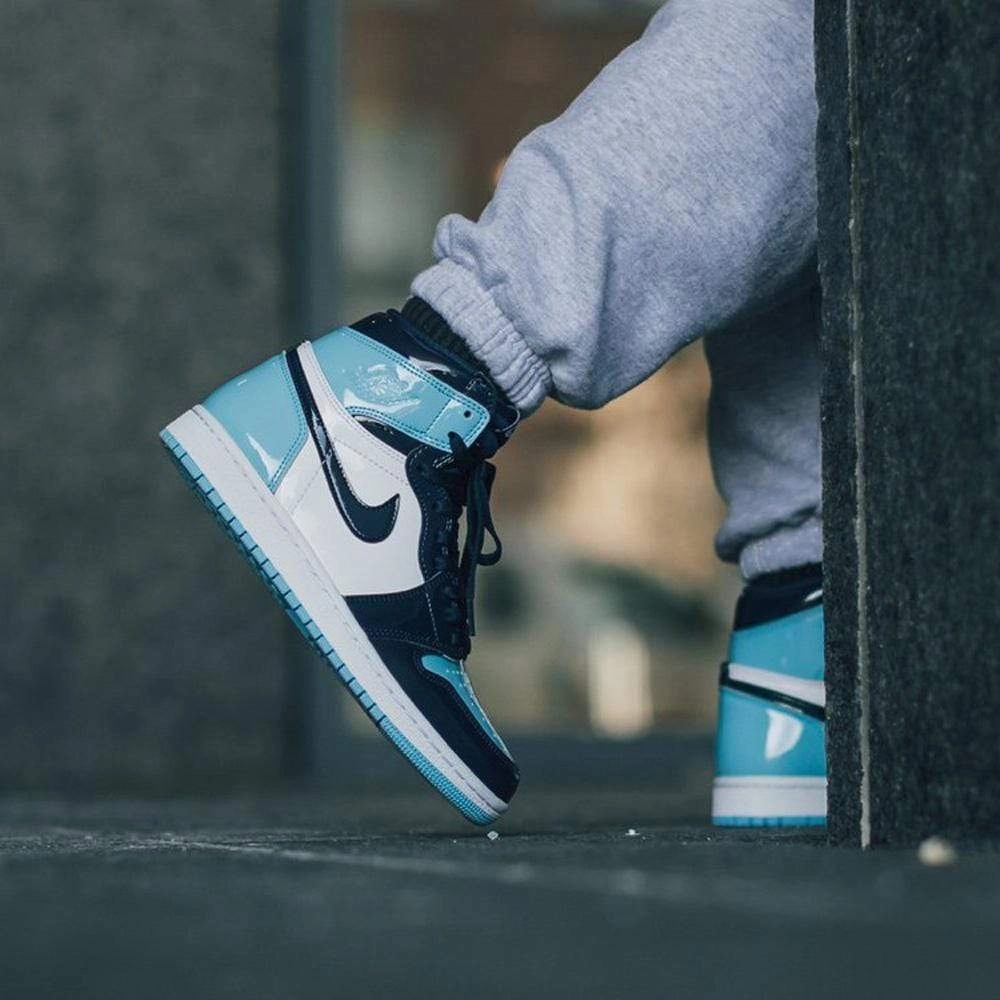 Air Jordan 1 Wmns Retro High OG 'Blue Chill' Air Jordan 1 vintage style sneakers