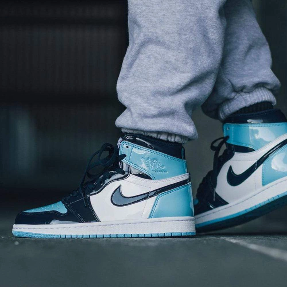 Air Jordan 1 Wmns Retro High OG 'Blue Chill' Air Jordan 1 vintage style sneakers