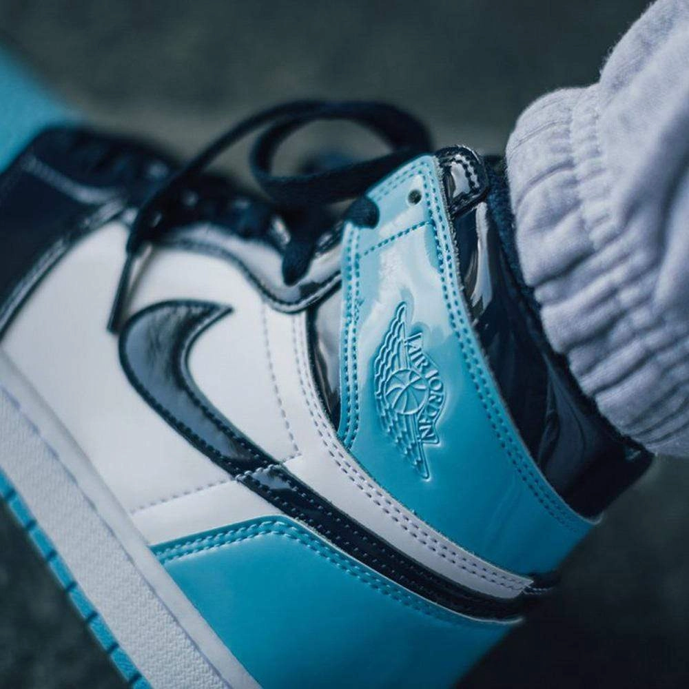 Air Jordan 1 Wmns Retro High OG 'Blue Chill' Air Jordan 1 vintage style sneakers