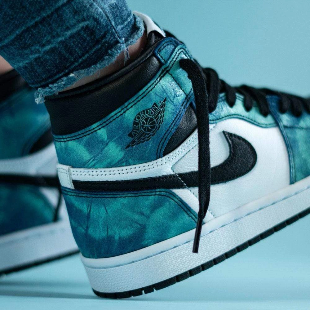 Air Jordan 1 Wmns Retro High OG 'Tie-Dye' Air Jordan 1 vintage style sneakers