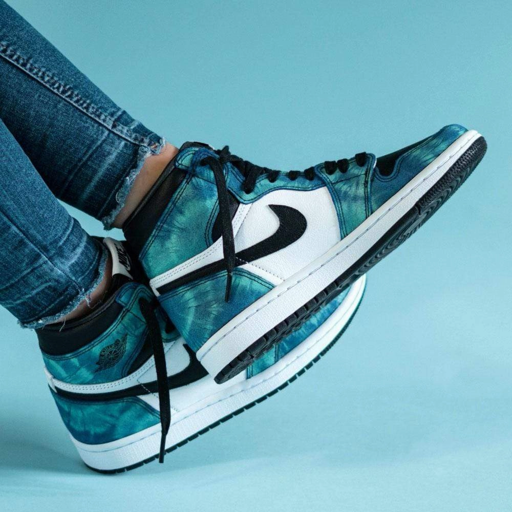 Air Jordan 1 Wmns Retro High OG 'Tie-Dye' Air Jordan 1 vintage style sneakers