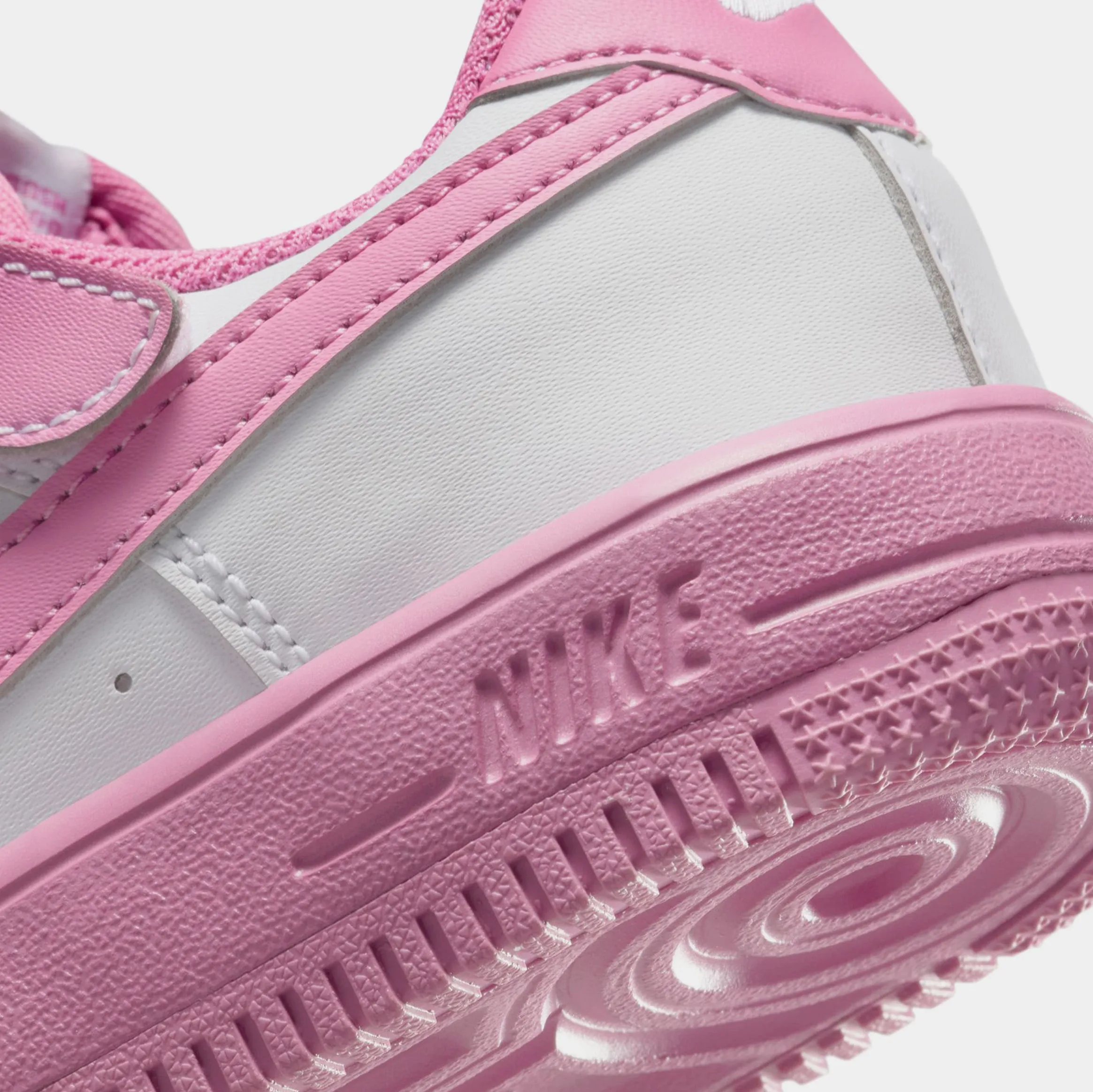 Force 1 Low EasyOn Preschool Lifestyle Shoes (White/Magic Flamingo) Nike Max 95 versions