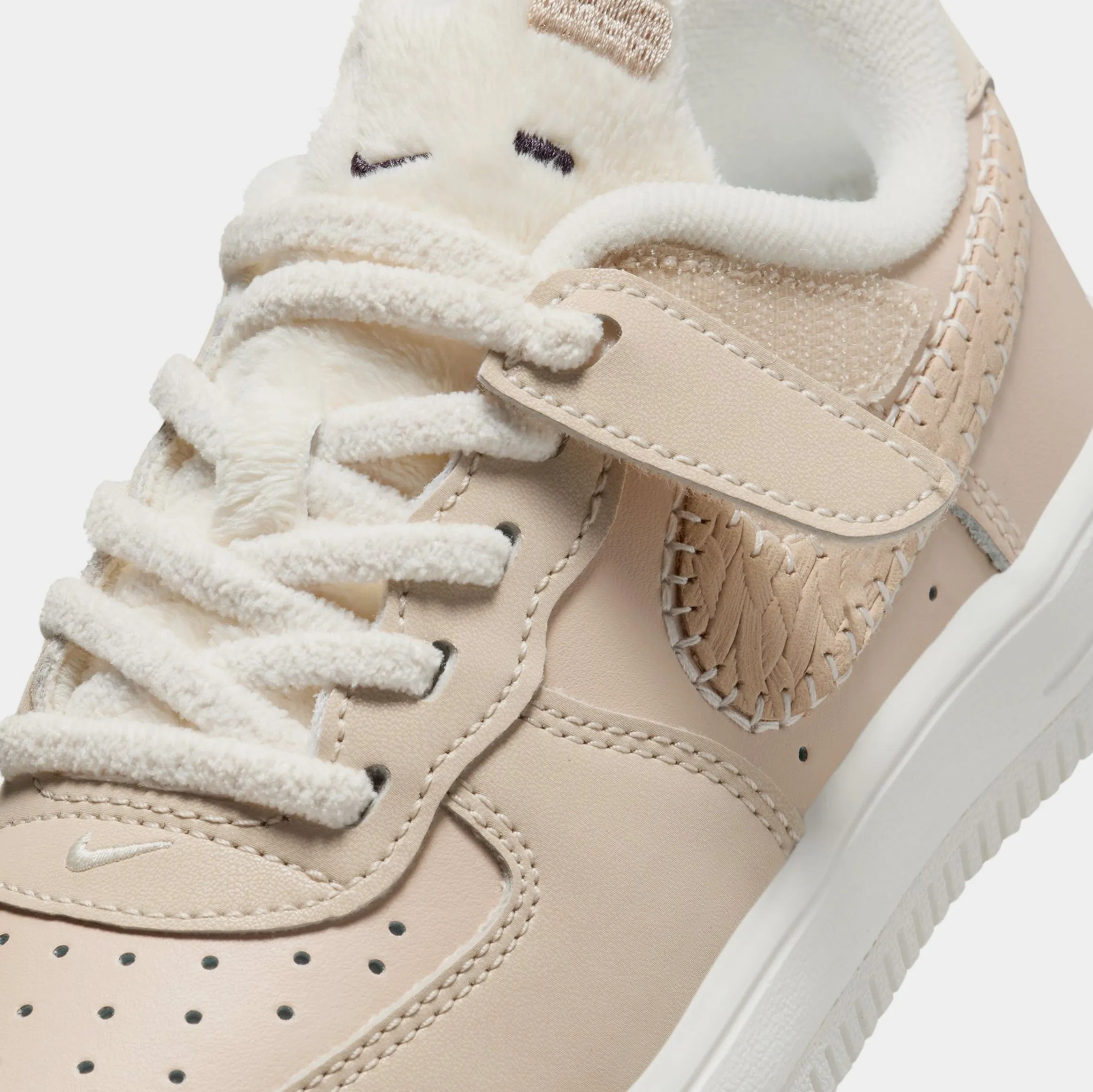 Force 1 Low SE EasyOn Preschool Lifestyle Shoes (Sanddrift/Sail/Dark Raisin/Pale Ivory) Nike Max 95 versions