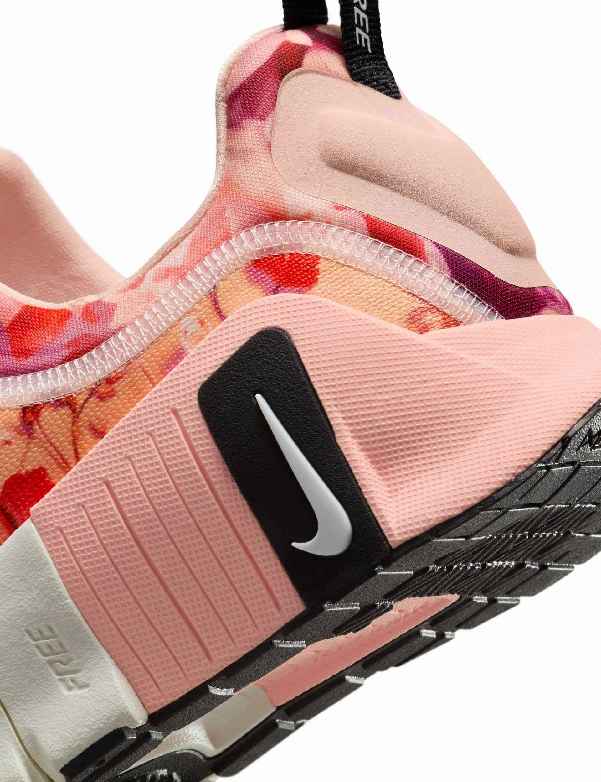 Free Metcon 6 AMP Shoes - Washed Coral/Black/Sail Nike women's stylish athletic footwear