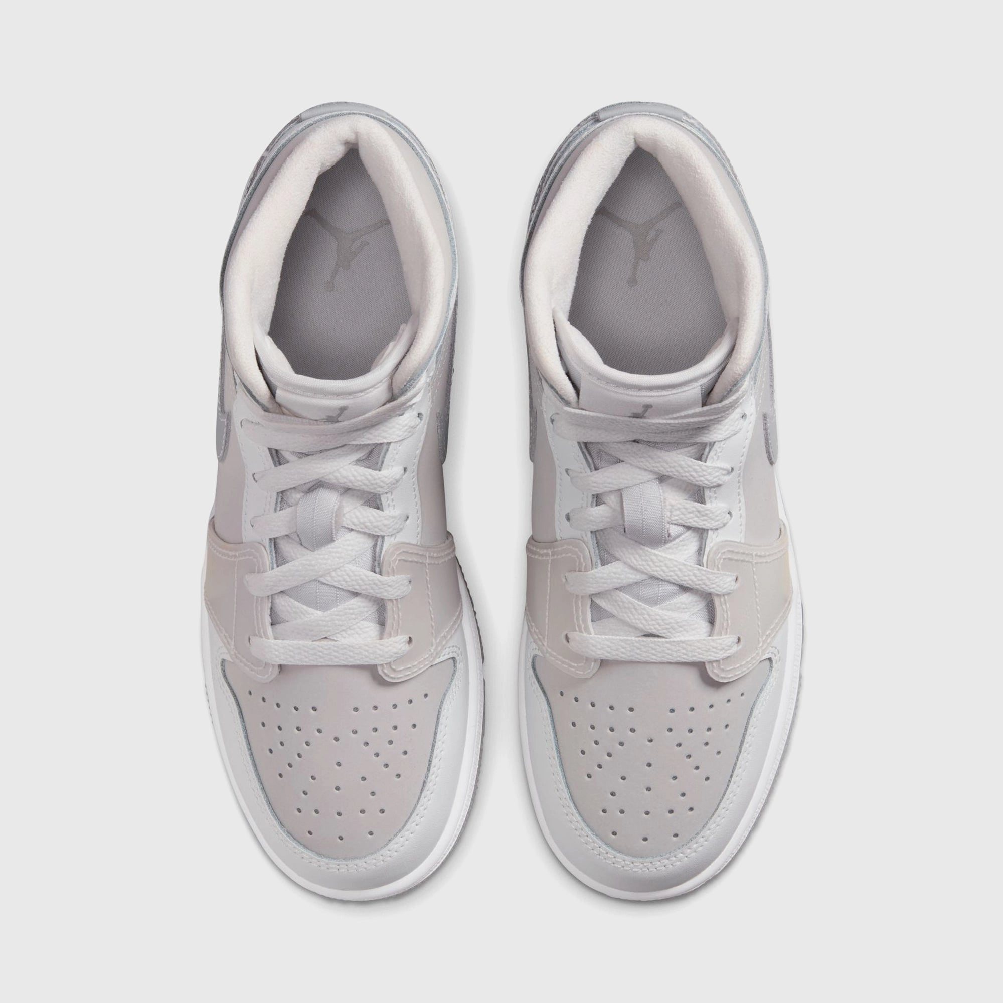 Jordan Air Jordan 1 Mid SE - Summit White / Metallic Silver All-day streetwear kicks