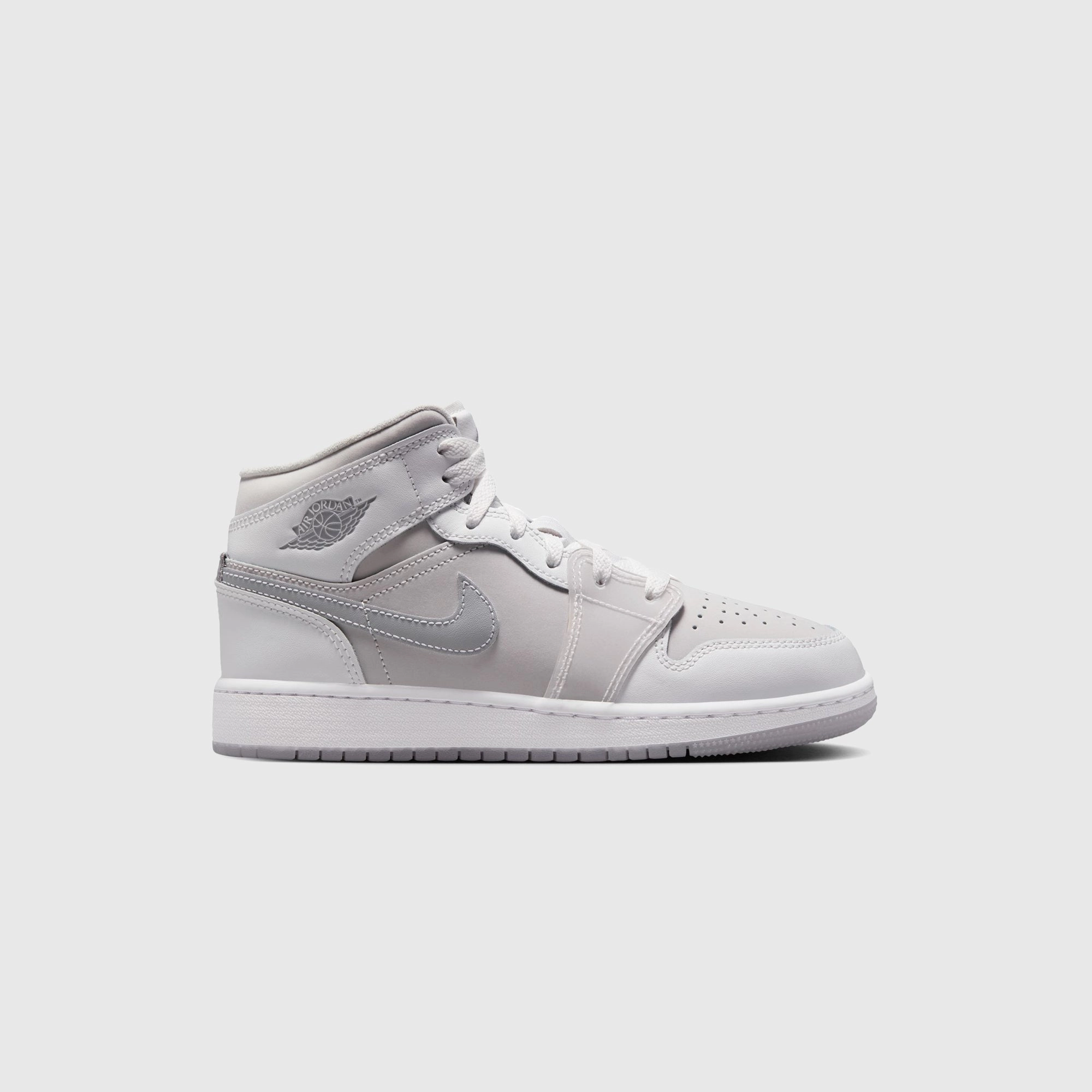 Jordan Air Jordan 1 Mid SE - Summit White / Metallic Silver Retro basketball sneakers