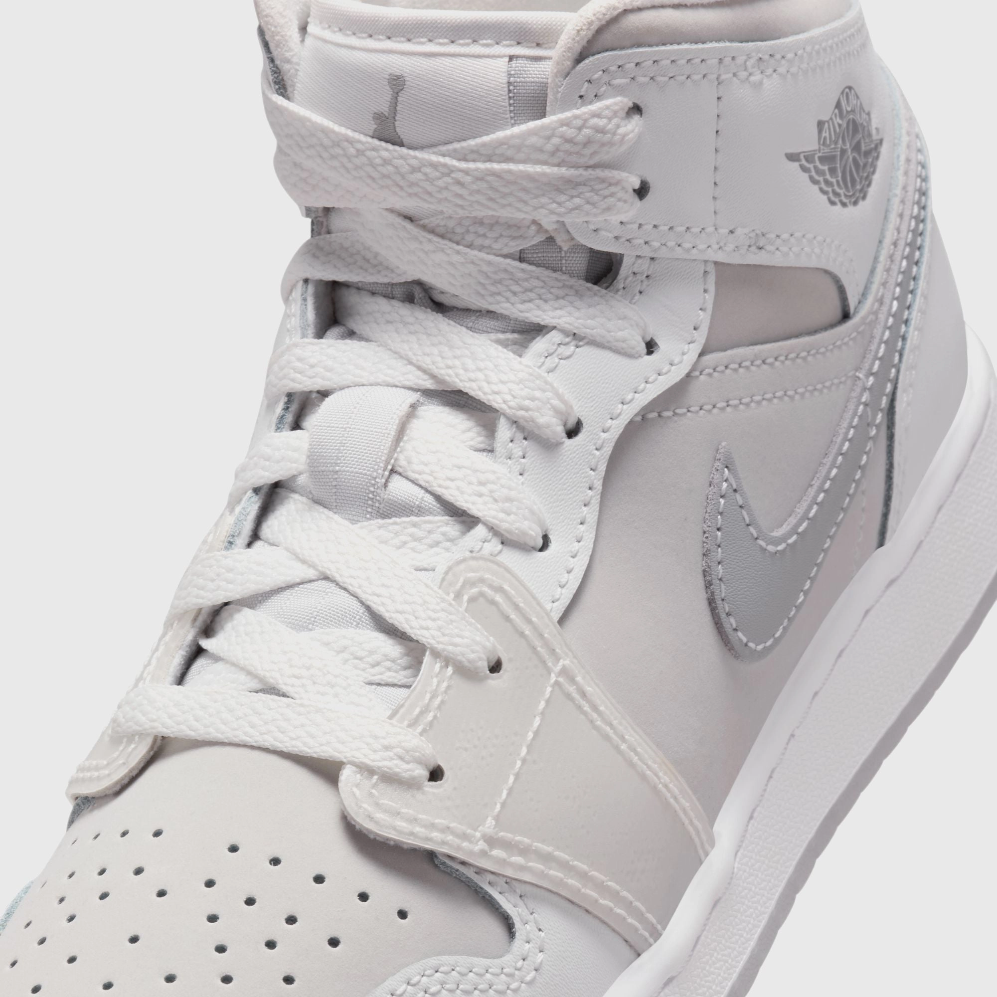 Jordan Air Jordan 1 Mid SE - Summit White / Metallic Silver All-day streetwear kicks