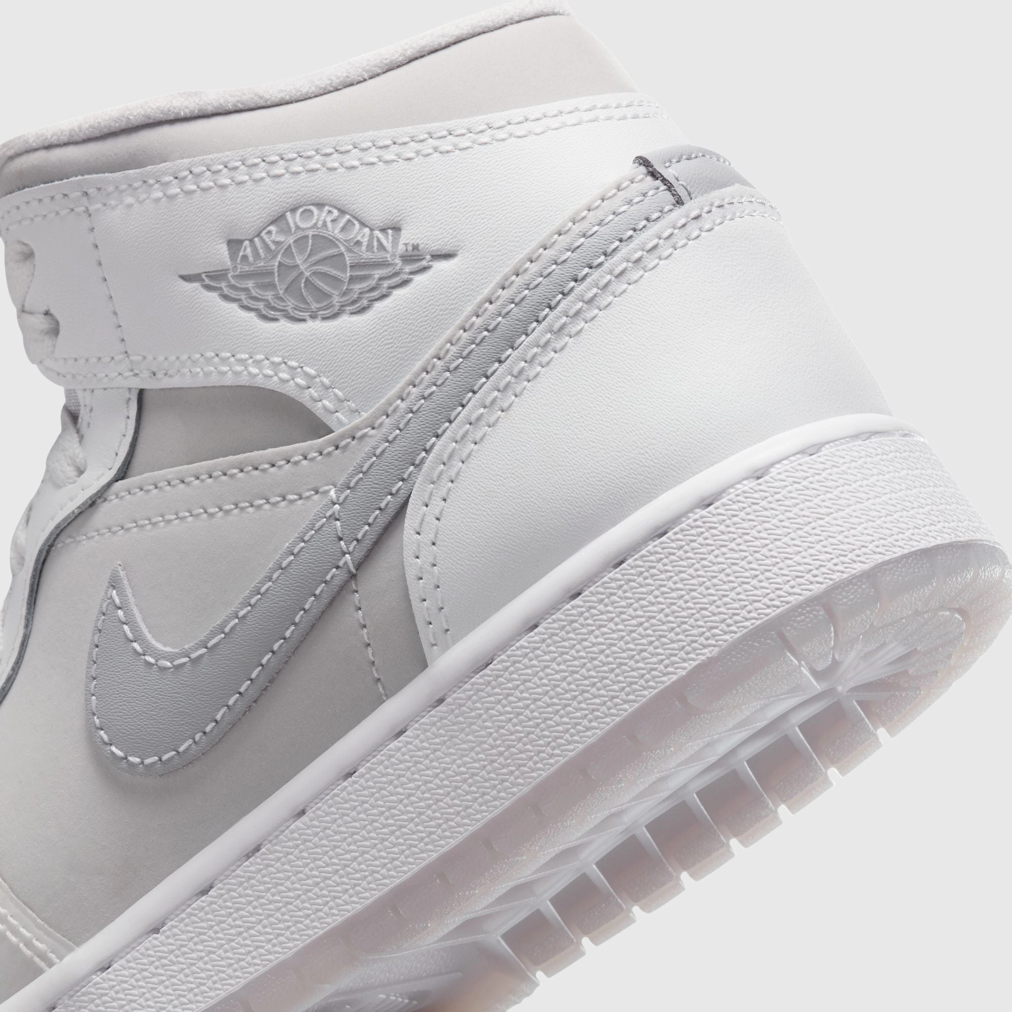 Jordan Air Jordan 1 Mid SE - Summit White / Metallic Silver All-day streetwear kicks