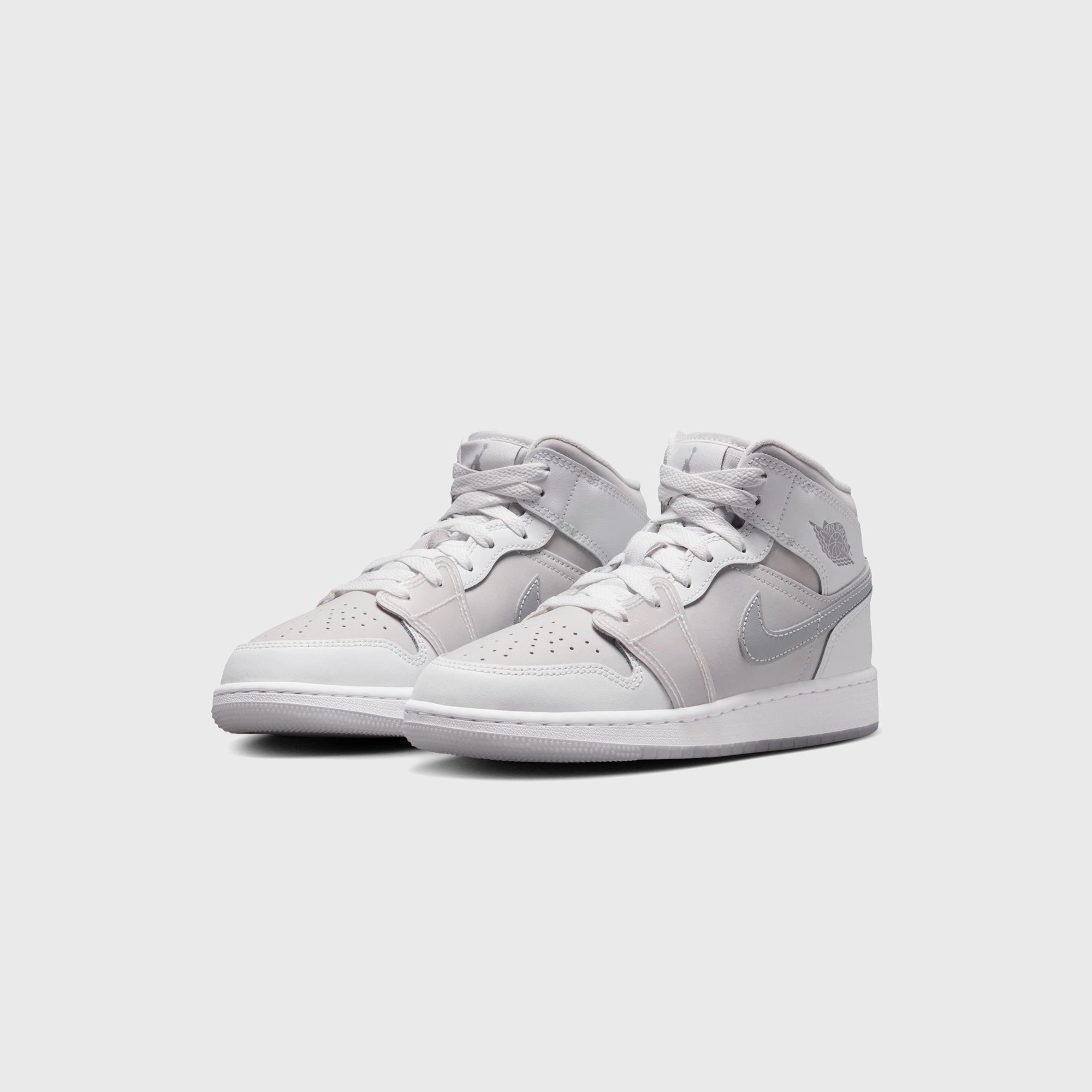 Jordan Air Jordan 1 Mid SE - Summit White / Metallic Silver All-day streetwear kicks