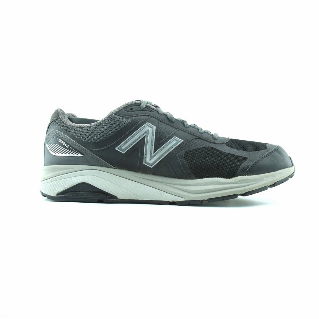 NEW BALANCE 1540 V3 New Balance trainer visuals