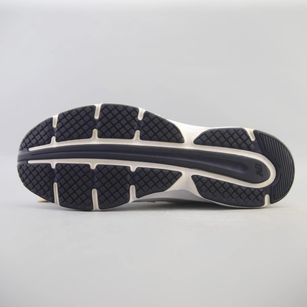 NEW BALANCE 411V2 New Balance trainer visuals