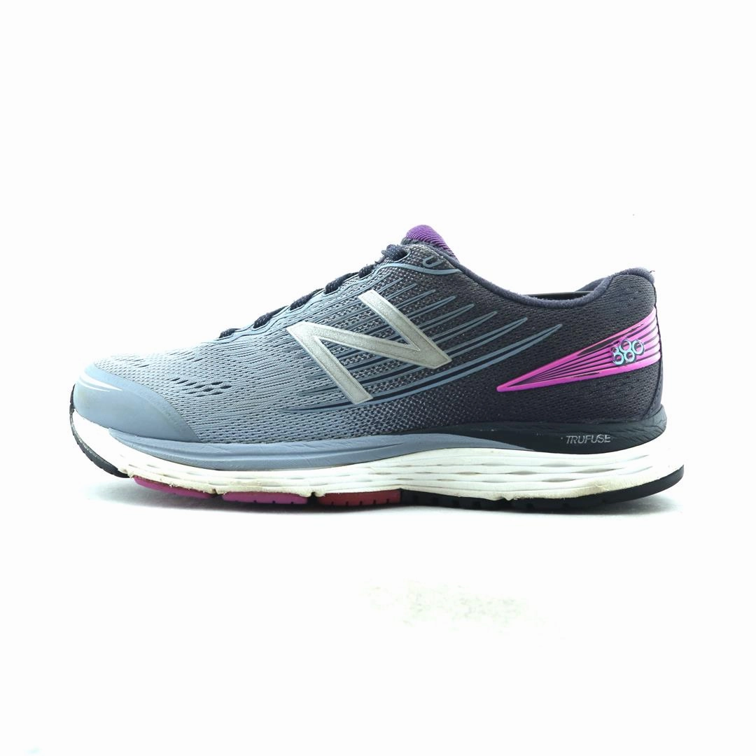 NEW BALANCE 880V8 New Balance supportive sneaker models