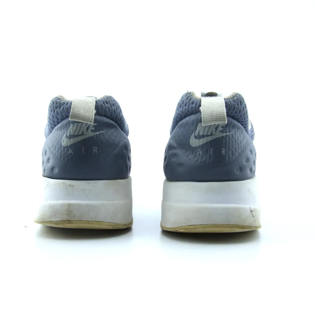 NIKE AIR MAX MOTION LW classic Nike shoe photos