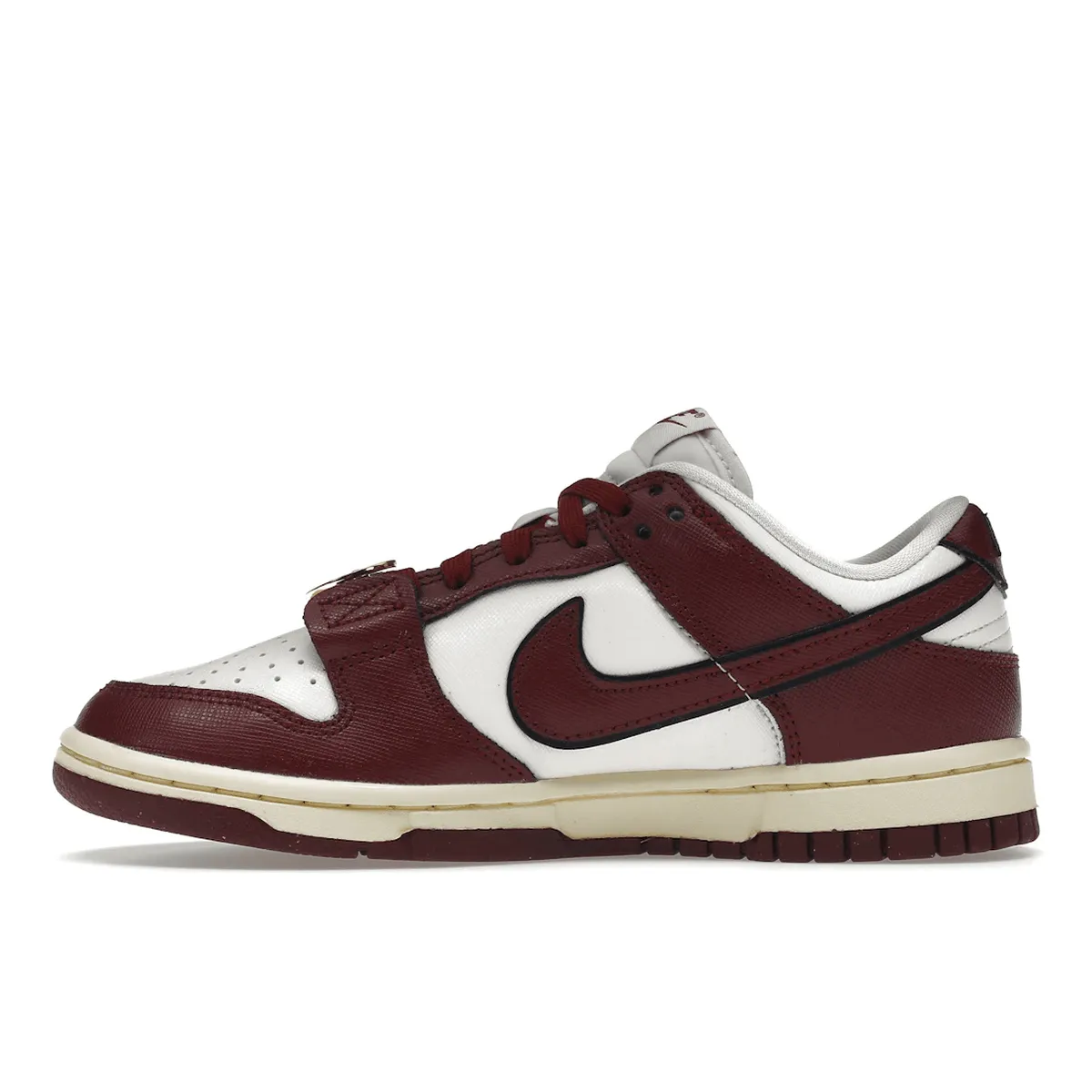 Nike Dunk Low SE Sisterhood Sail Team Red Nike Dunk heritage sneakers