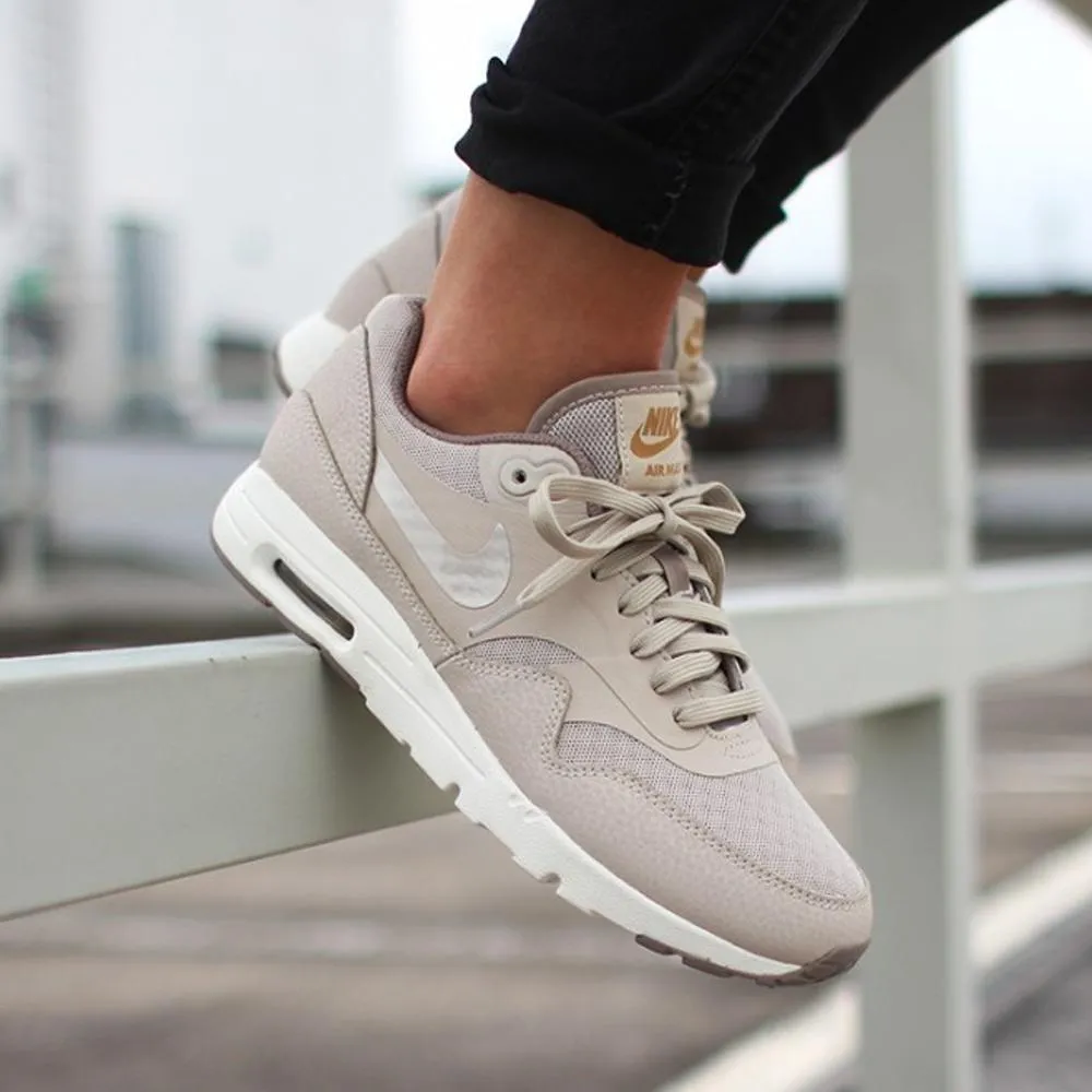 Nike Wmns Air Max 1 Ultra Essentials 'String Iron Metallic Gold' Nike Air Max cushioned sneakers