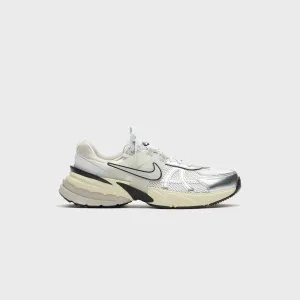 Nike WMNS V2K Runtekk - Summit White / Metallic Silver Nike casual sneakers for men and women