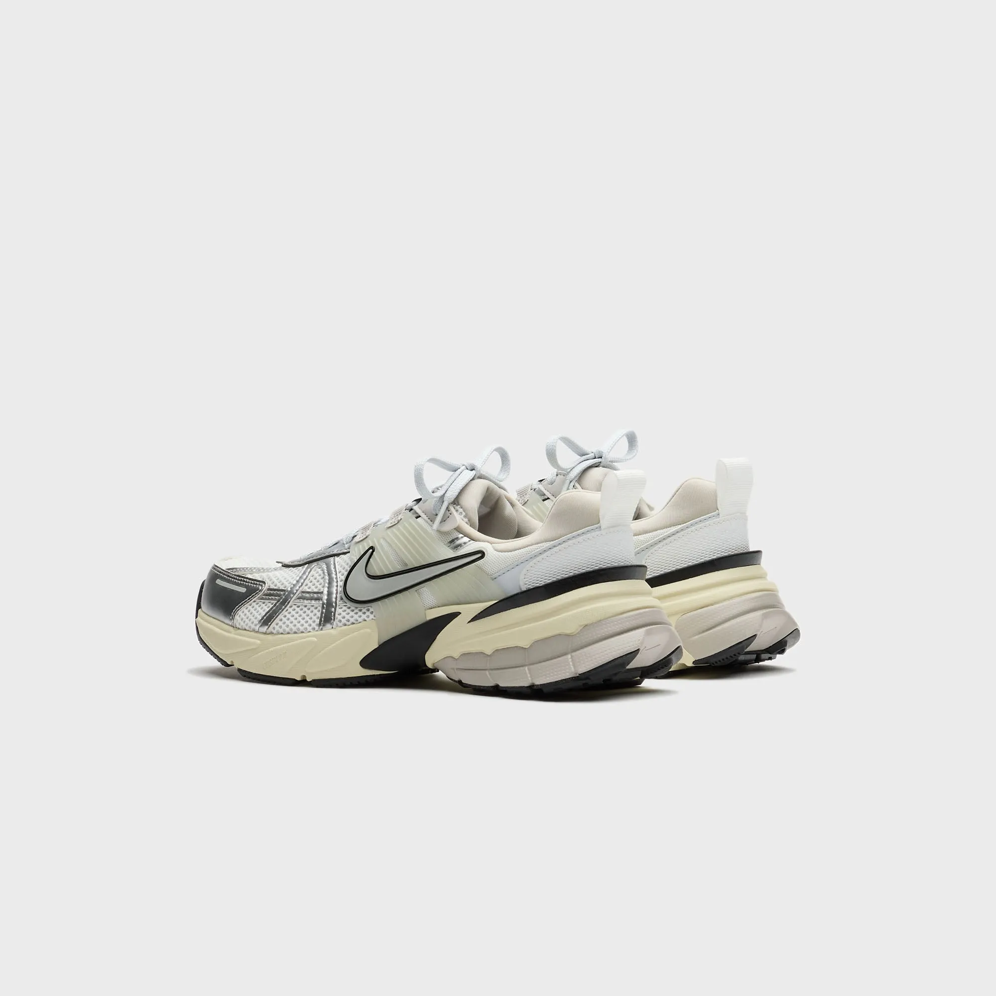 Nike WMNS V2K Runtekk - Summit White / Metallic Silver Nike performance sneakers