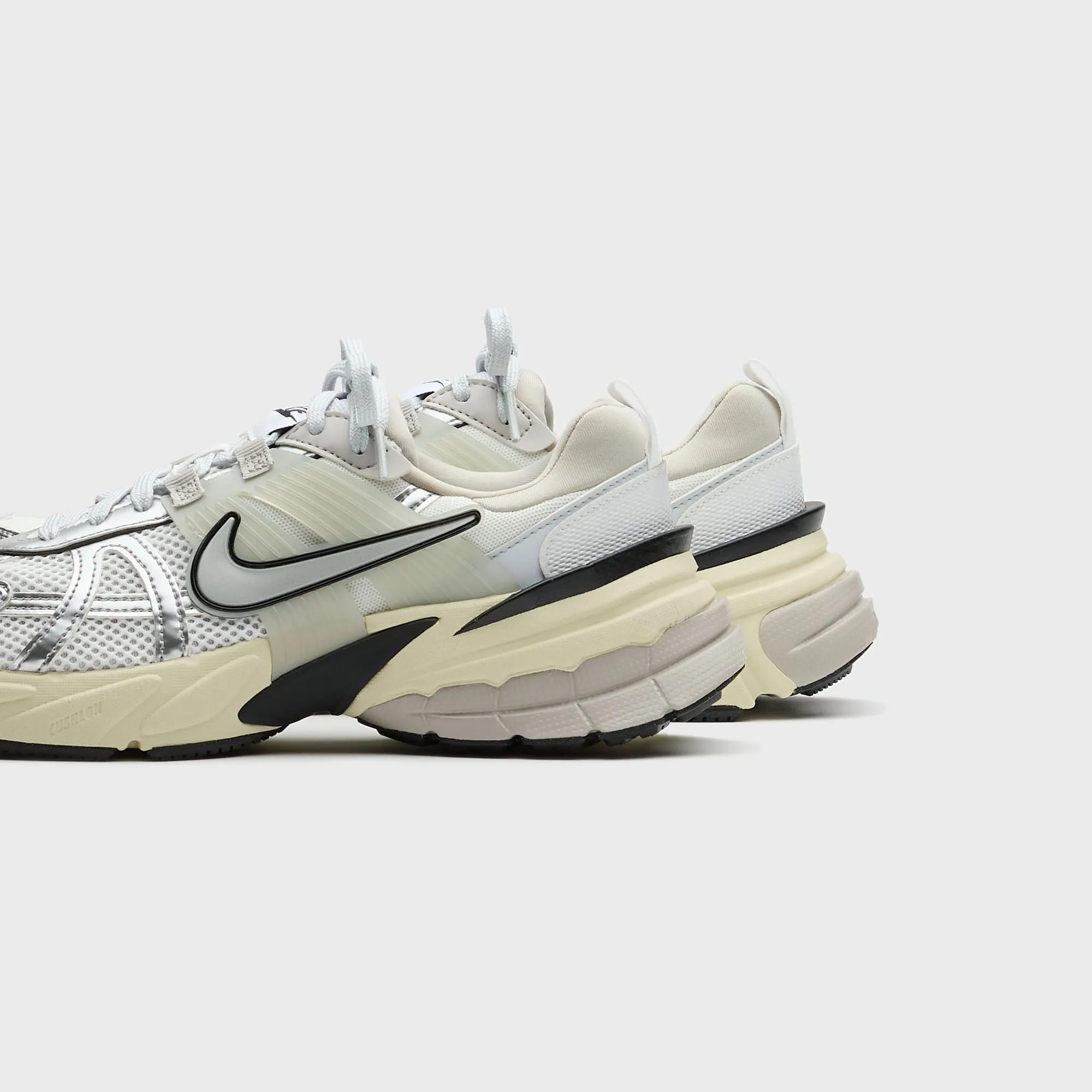Nike WMNS V2K Runtekk - Summit White / Metallic Silver Nike performance sneakers