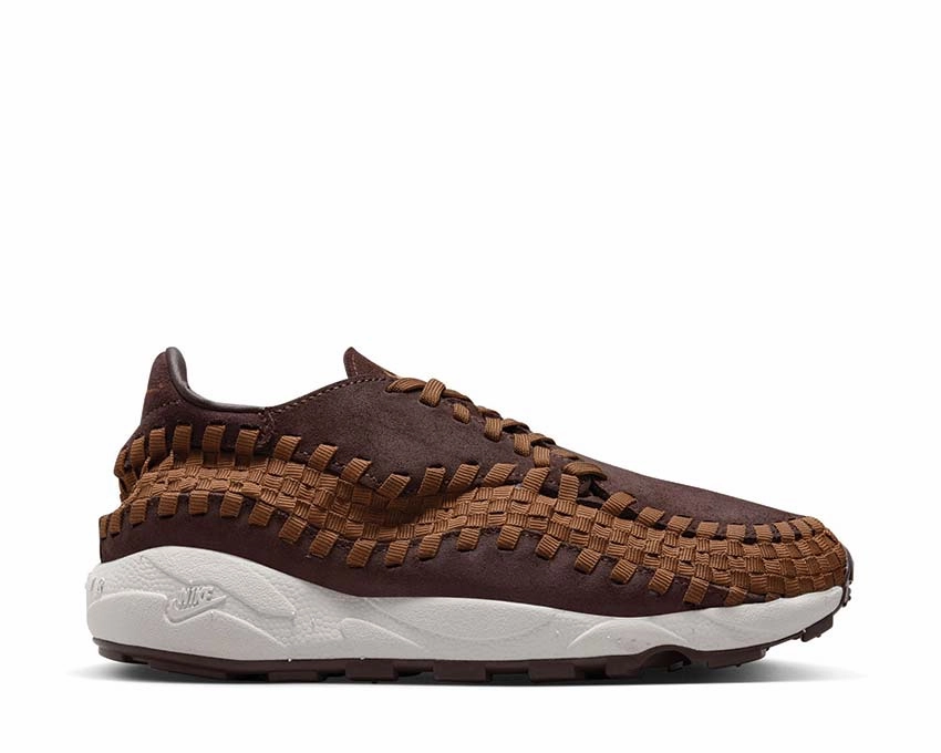 Nike Air Footscape Woven Nike women??s sneakers with sporty chic feel