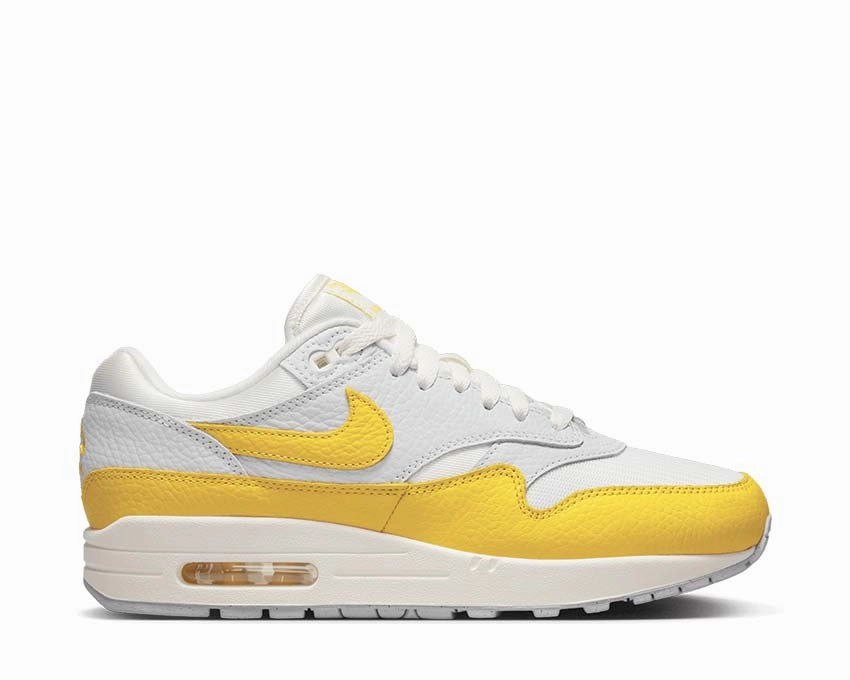 Nike Air Max 1 W Nike women??s sneakers with sporty chic feel