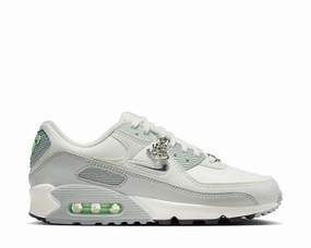 Nike Air Max 90 SE W Nike women??s sneakers with sporty chic feel